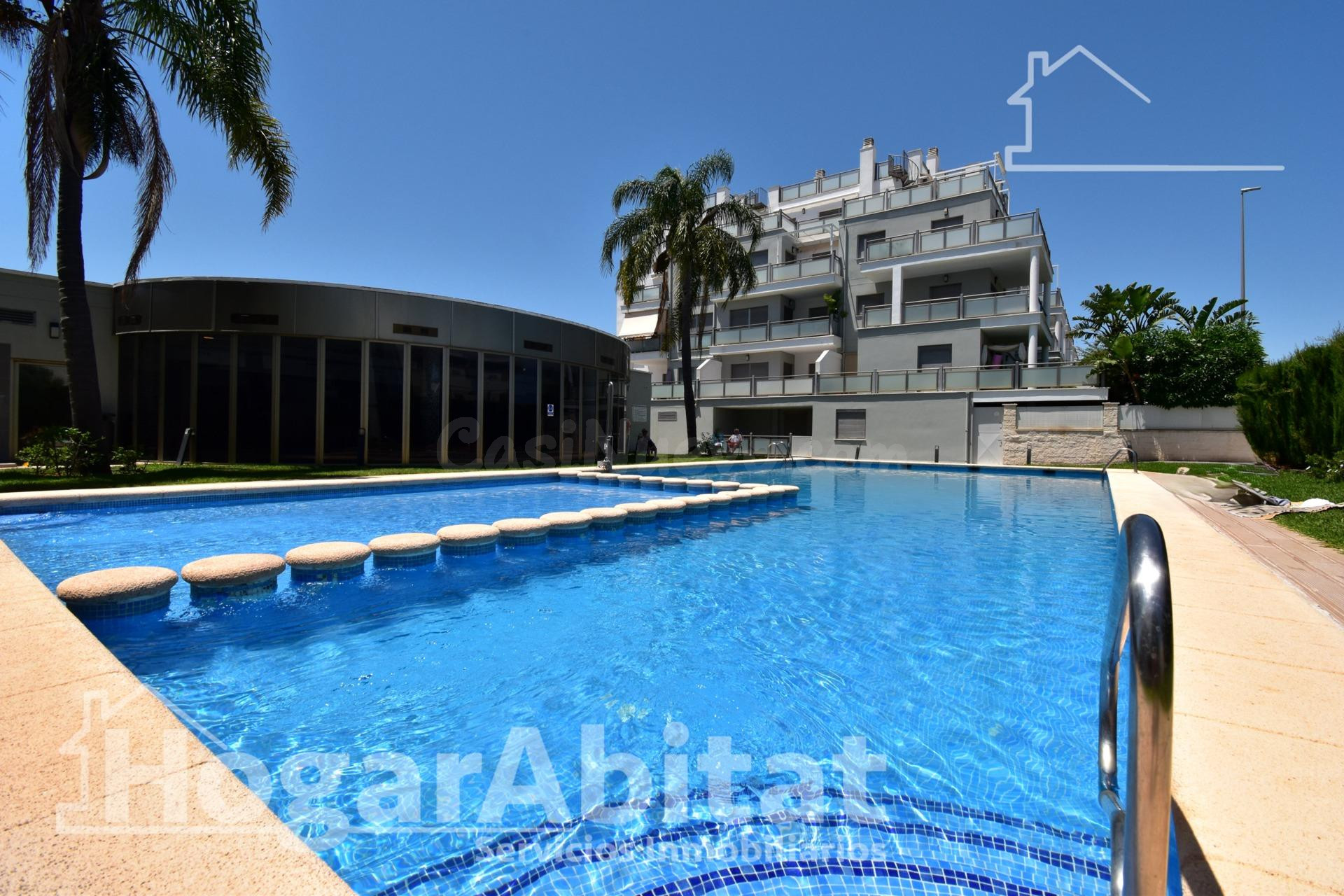 SEMINUEVO CON TERRAZA, PISCINA Y GARAJE