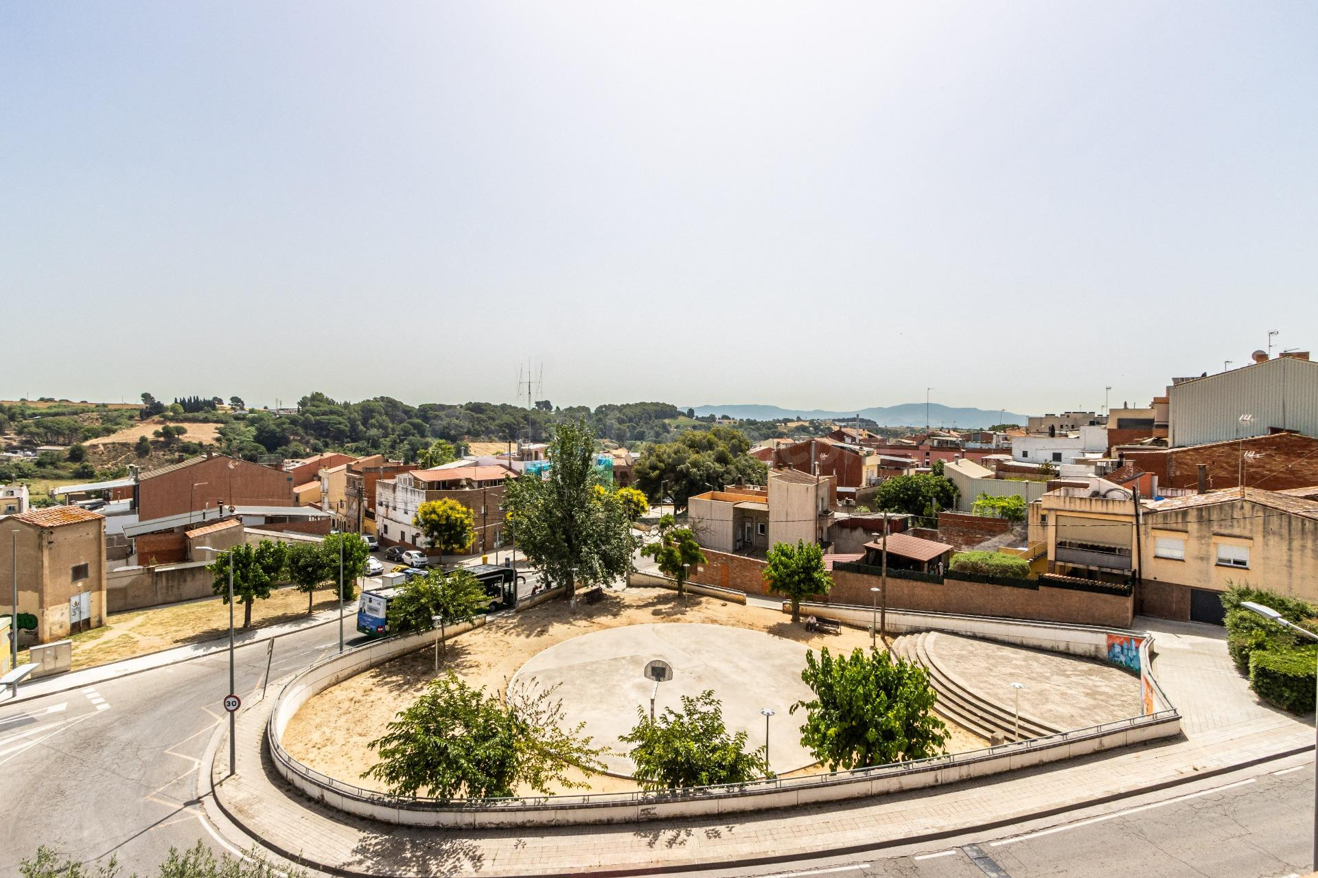 PISO PARA ENTRAR A VIVIR CON DOS BALCONES. FINCA DE SOLO DOS