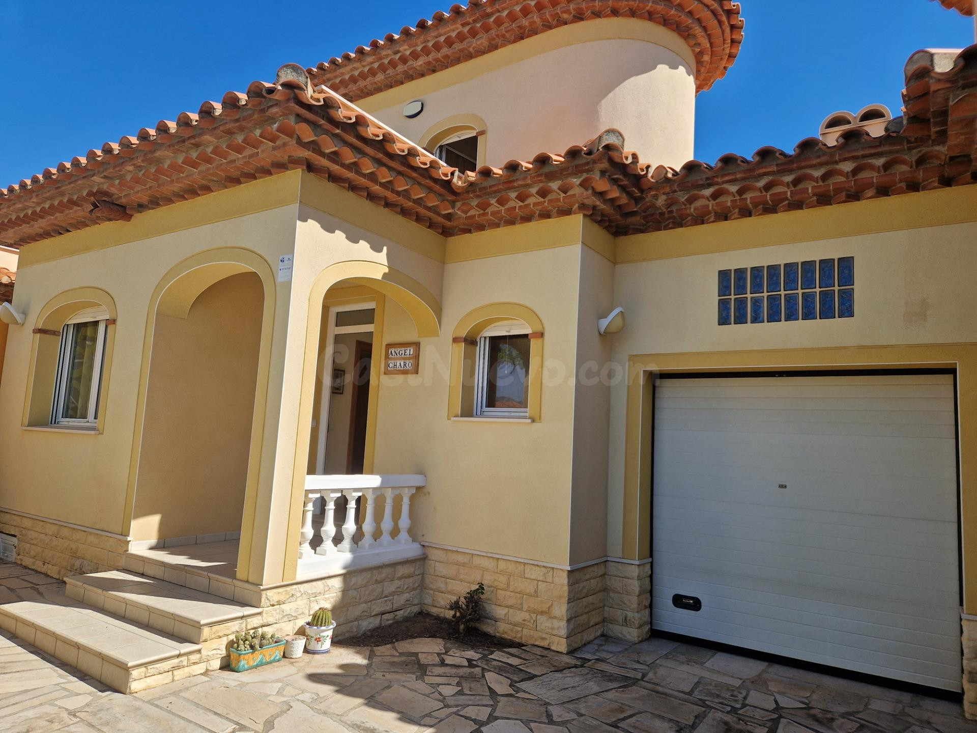 Encantadora Casa Adosada en el Corazón de Miami Platja - foto 2