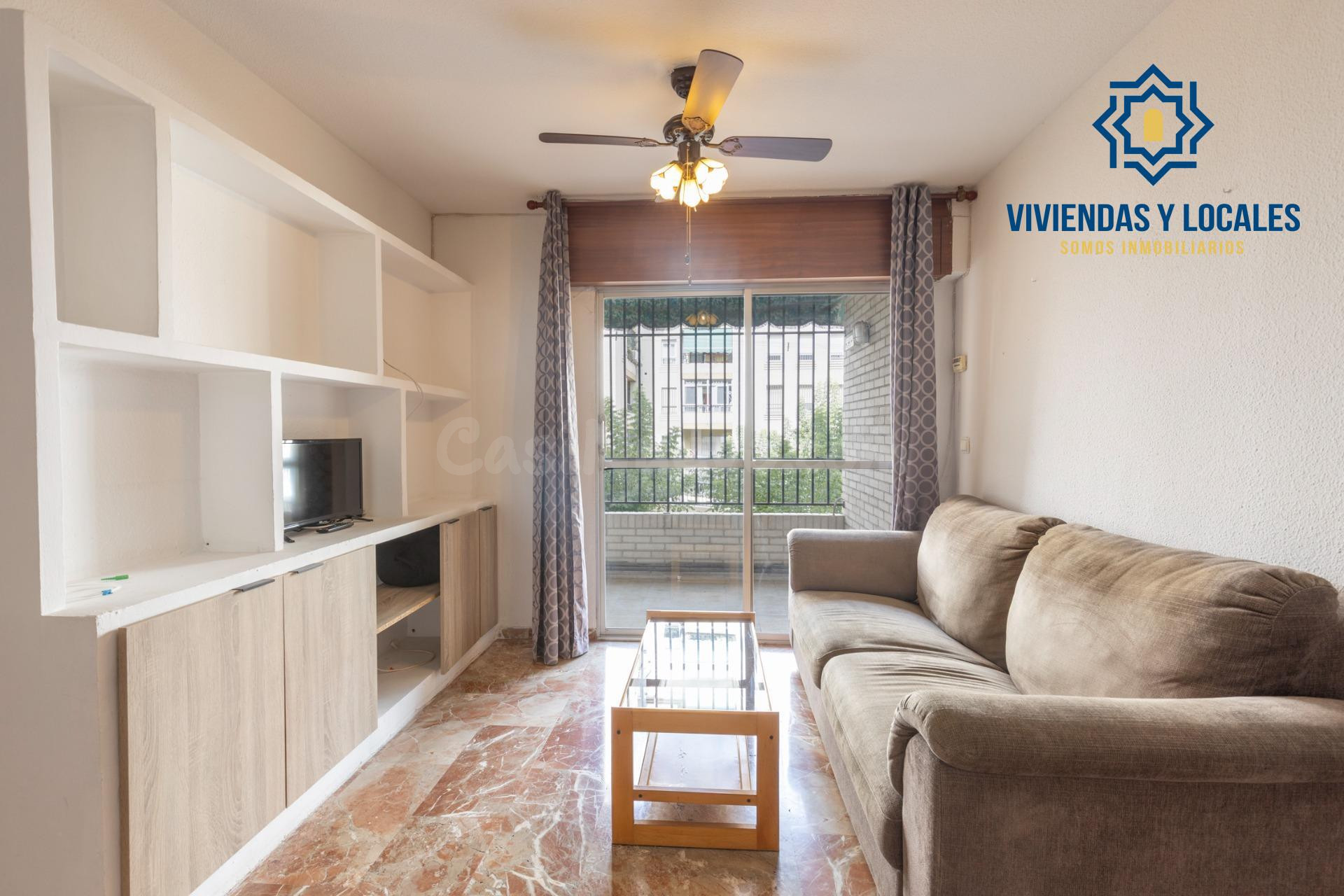 Piso en venta de tres dormitorios dos baños en urbanización 