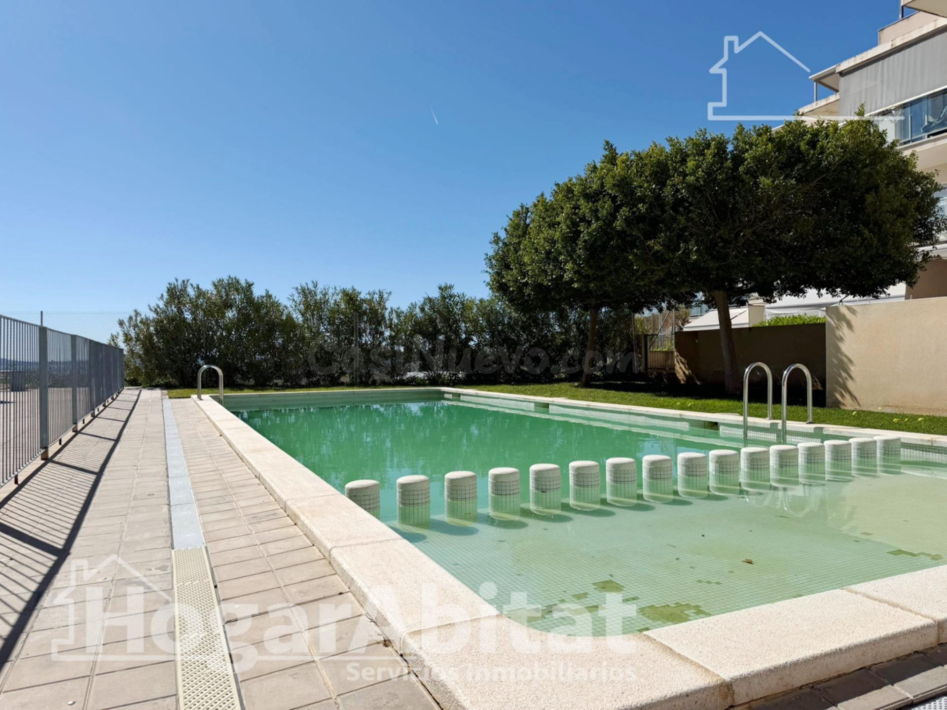 SEMINUEVO CON PISCINA, GARAJE  Y DOS TERRAZAS CERCA DEL METR
