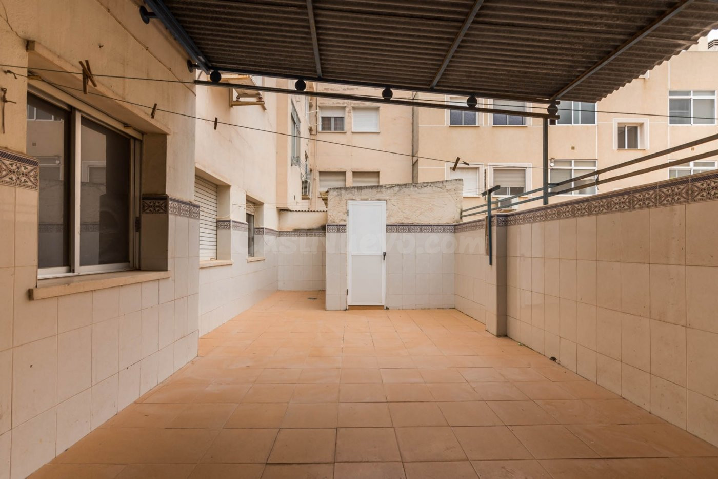 Amplio piso en planta baja con patio de 30 m2 y garaje en el - foto 3