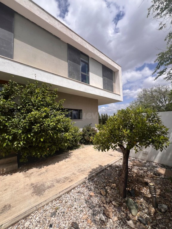Chalet de lujo en Las Gabias. Semi nuevo y con gran parcela  - foto 4