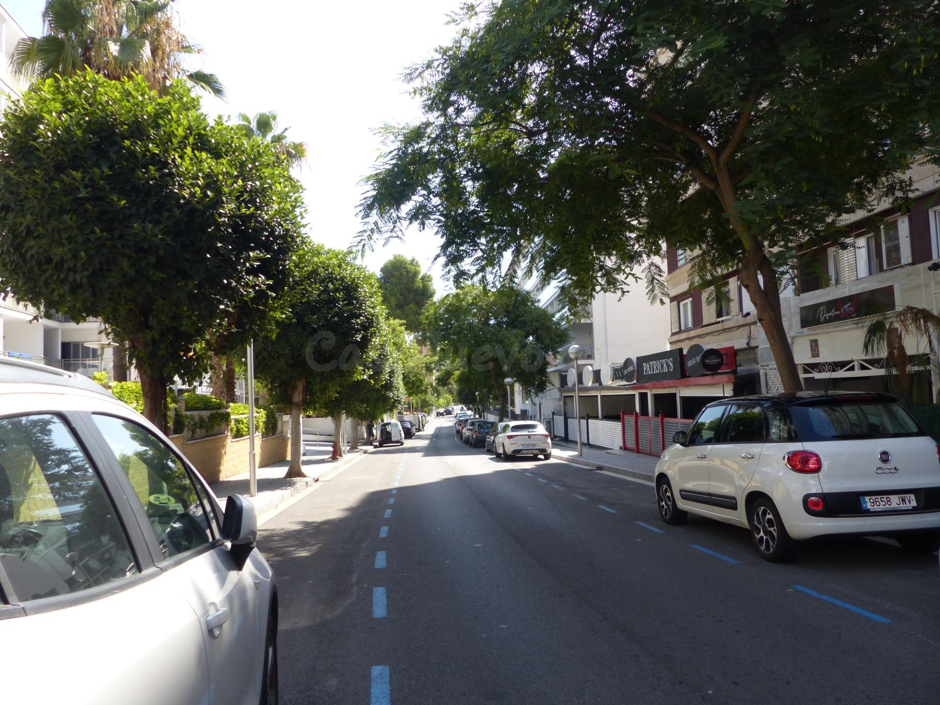 Local comercial con trastienda en venta en Salou - foto 3