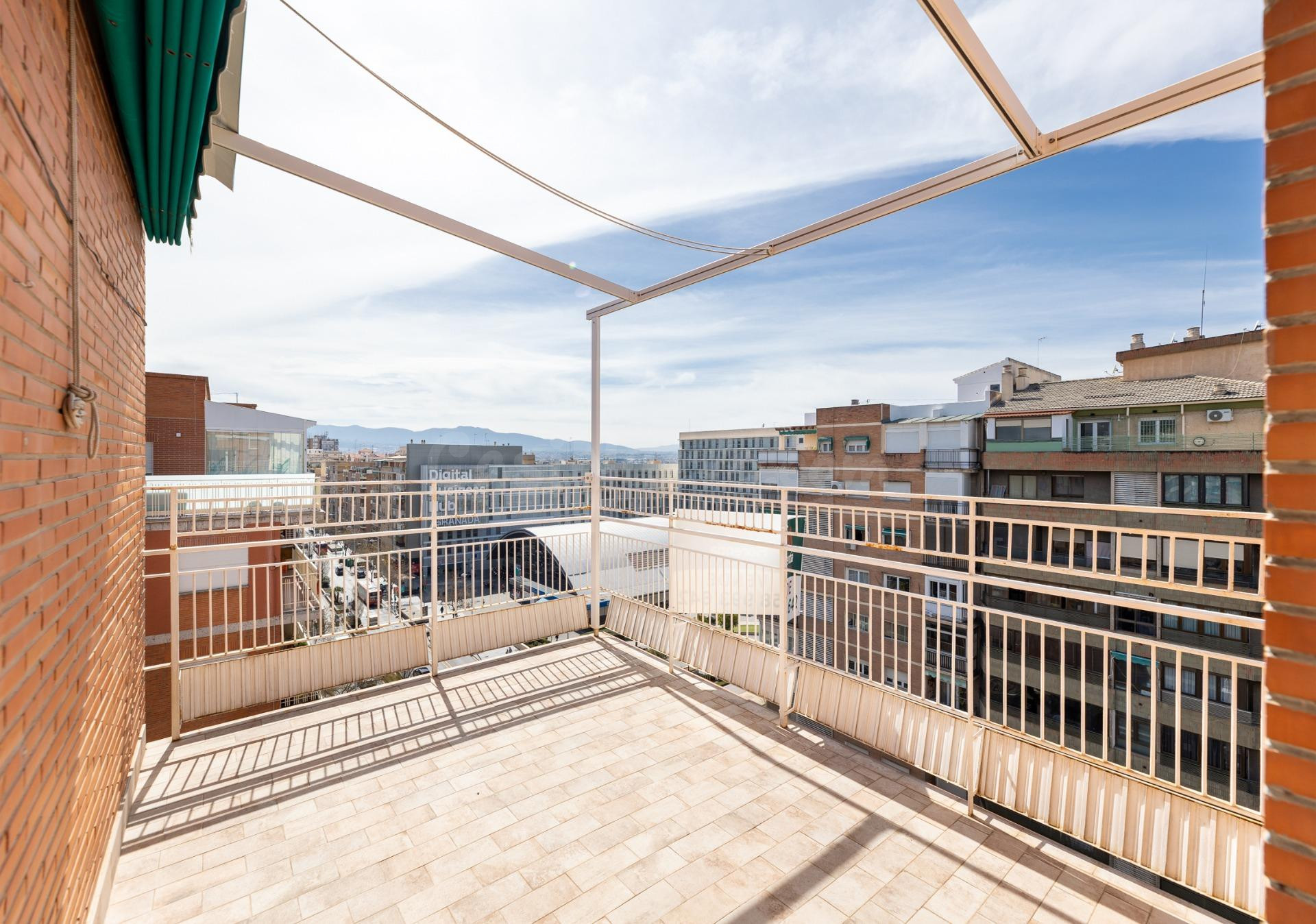 SALE A LA VENTA EXTRAORDINARIO ATICO "REFORMADO" EN GRANADA