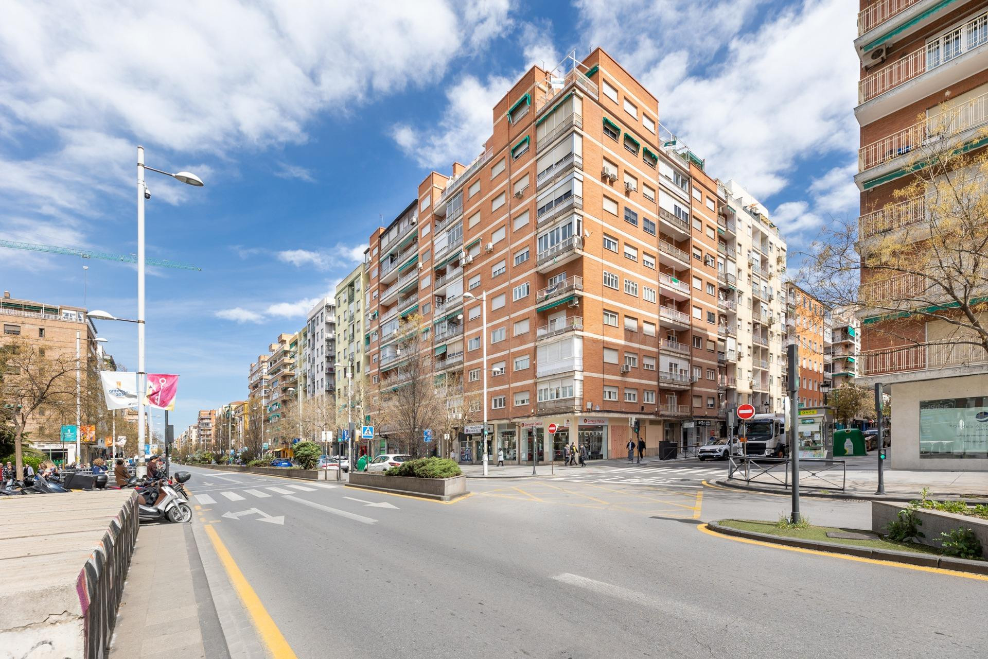 SALE A LA VENTA EXTRAORDINARIO ATICO "REFORMADO" EN GRANADA - foto 4