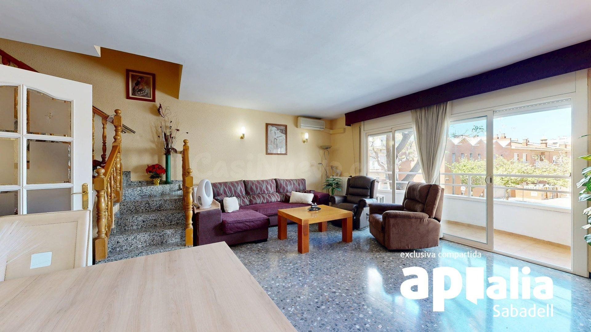 CASA ADOSADA UNIFAMILIAR EN BARBERÀ DEL VALLÈS