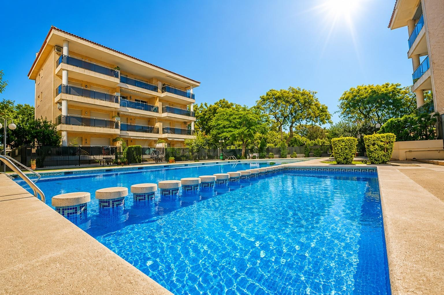 Piso reformado en Cambrils con piscina y parking incluido