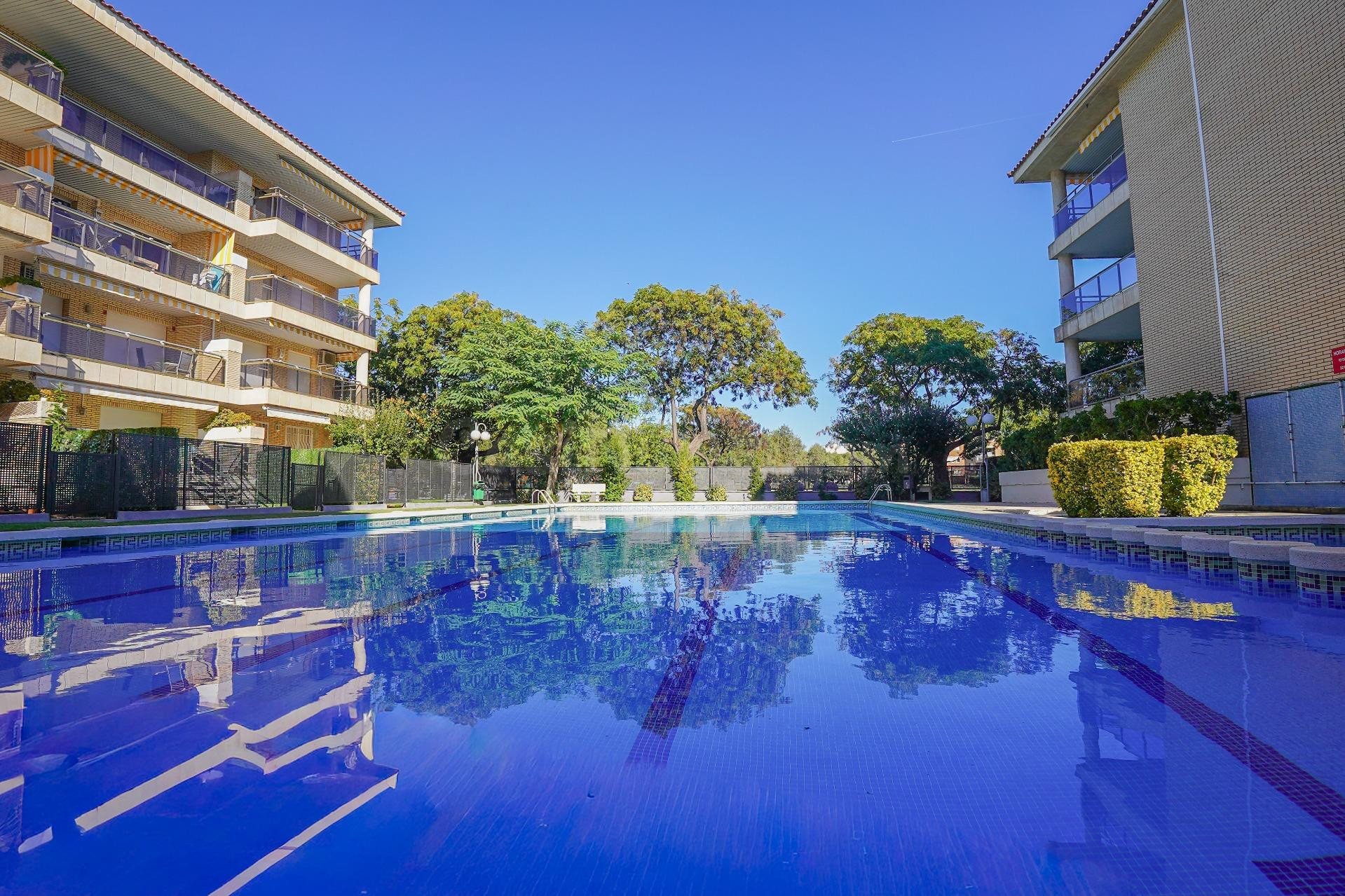 Piso reformado en Cambrils con piscina y parking incluido - foto 3