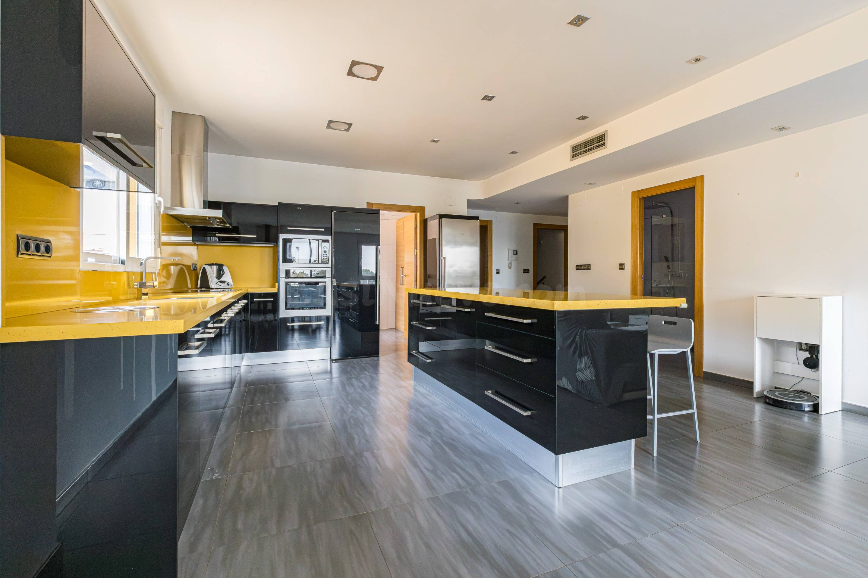 Vivienda amplia en El Raal con garaje, placa solar y excelen - foto 2