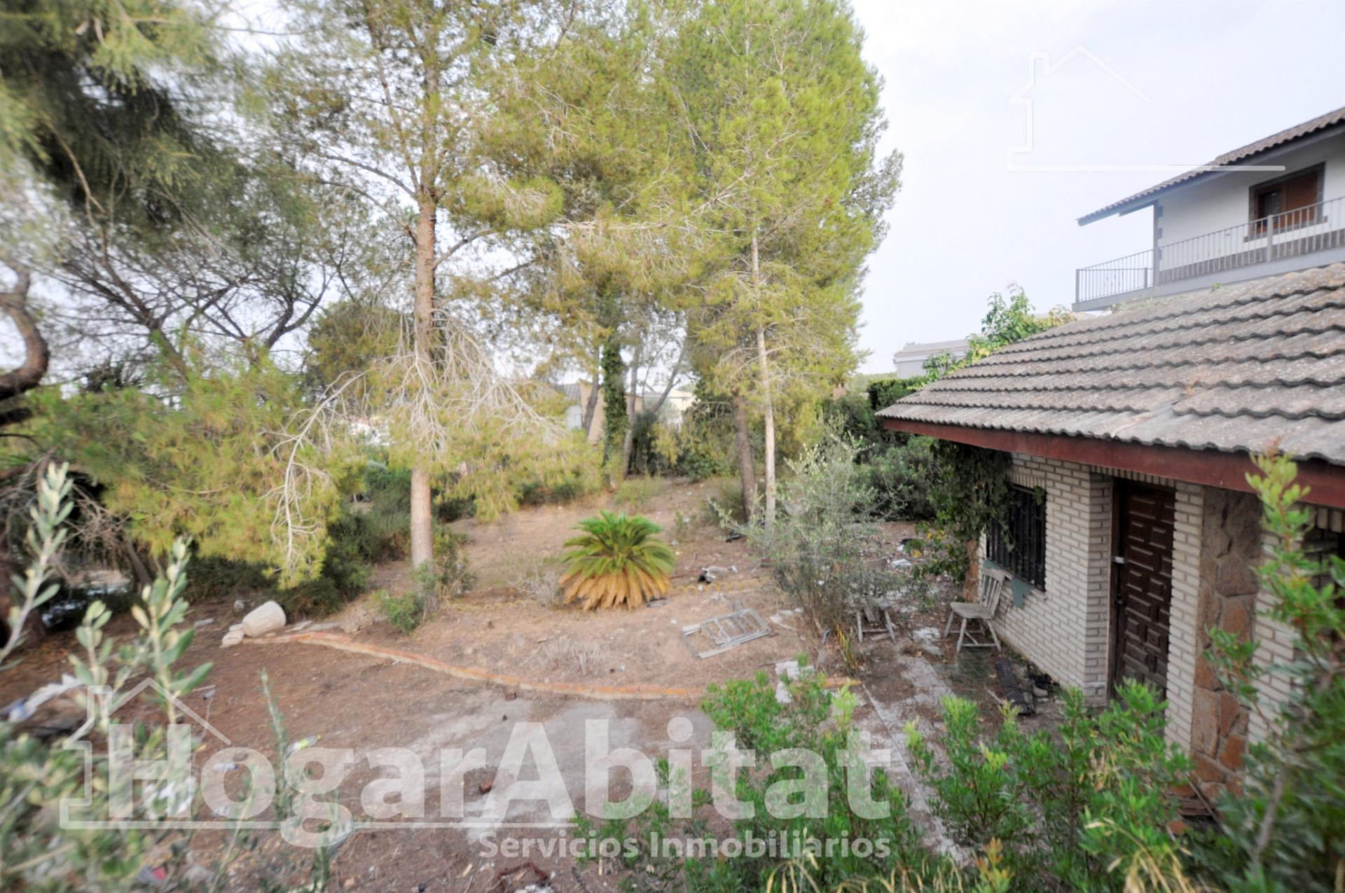 CHALET PARA REFORMAR CON PISCINA, GARAJE Y TERRAZA