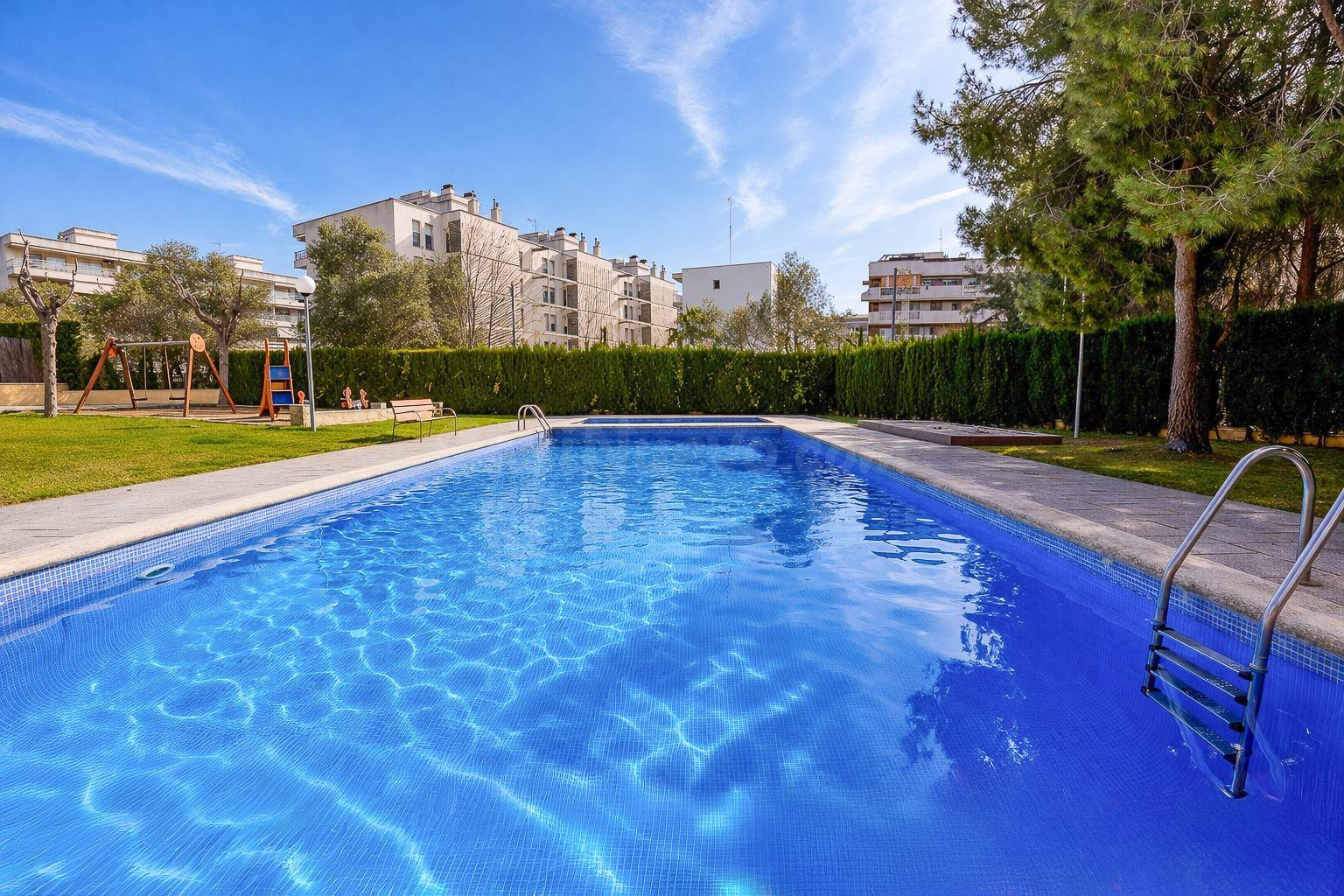 Vivienda exclusiva en Barenys: 2 terrazas, piscina y parking - foto 2