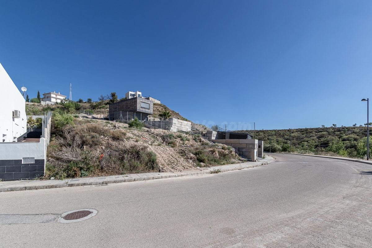 SOLAR URBANO EN ALTOS DE LA ZUBIA CON MAGNÍFICAS VISTAS