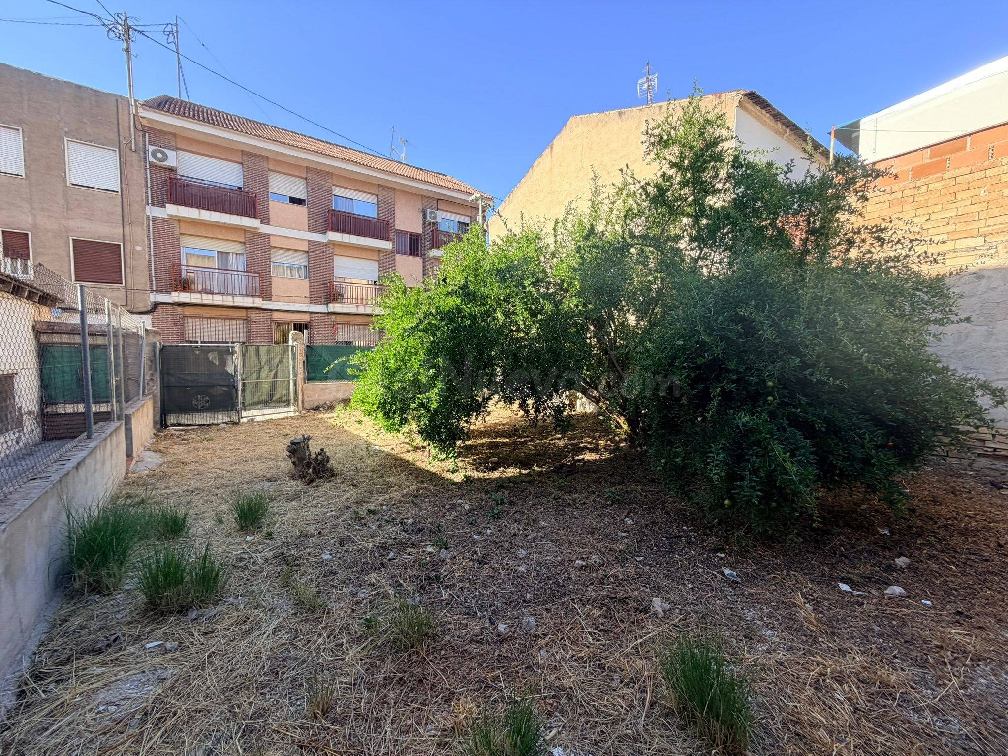 Casa con parcela anexa incluida – Gran oportunidad de invers