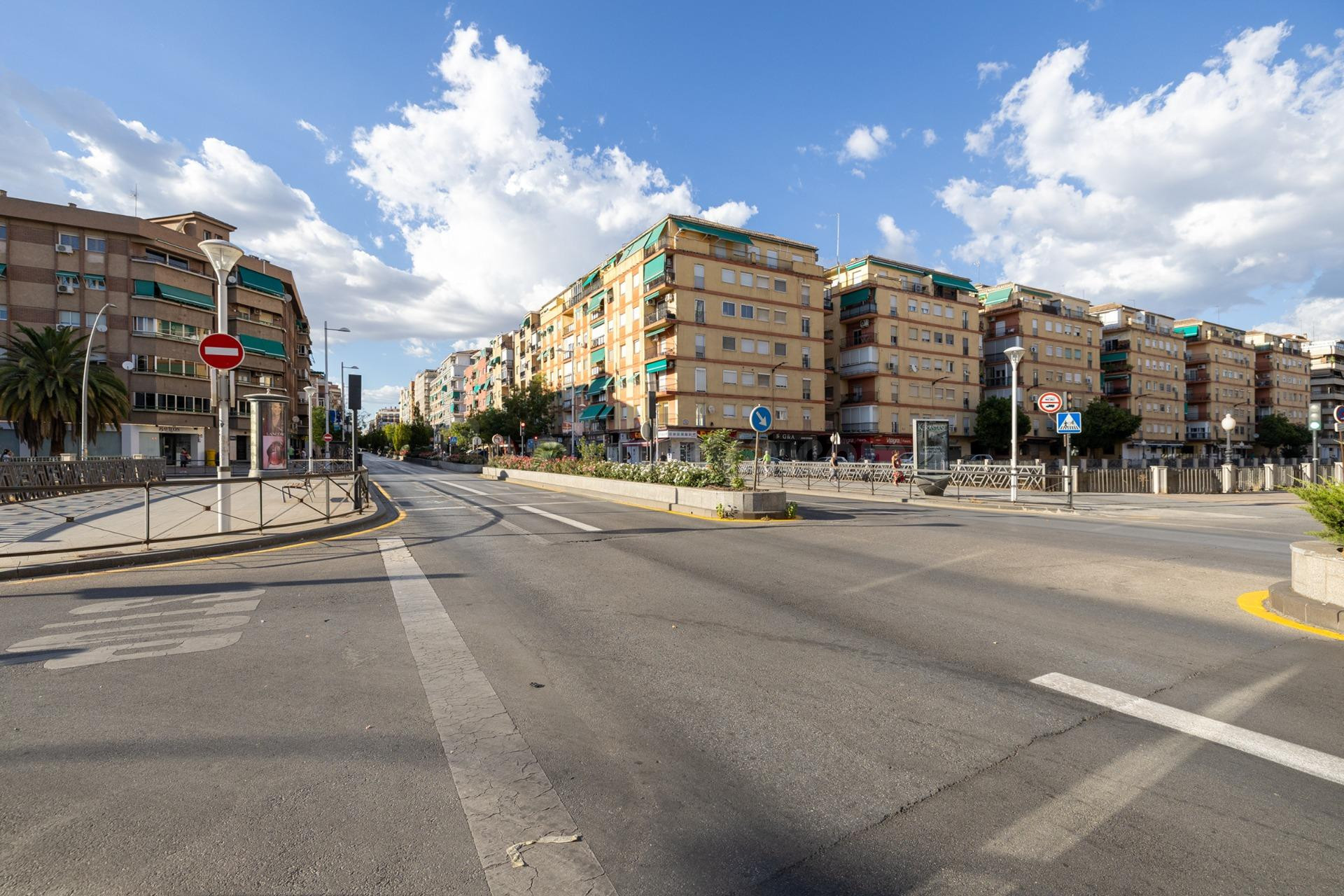 Local de 50 m2 cerca del centro de Granada con posibilidad d - foto 2