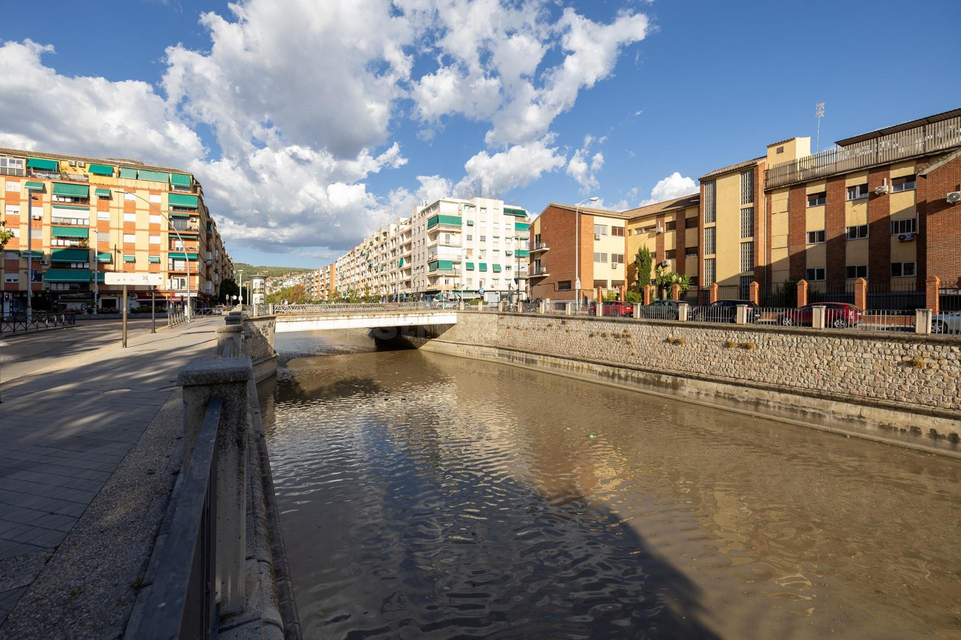 Local de 50 m2 cerca del centro de Granada con posibilidad d - foto 4