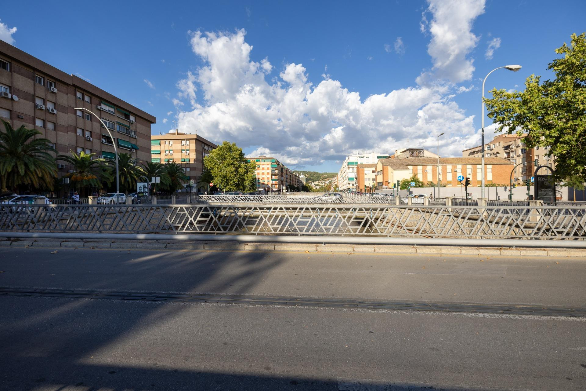 Local de 50 m2 cerca del centro de Granada con posibilidad d - foto 5