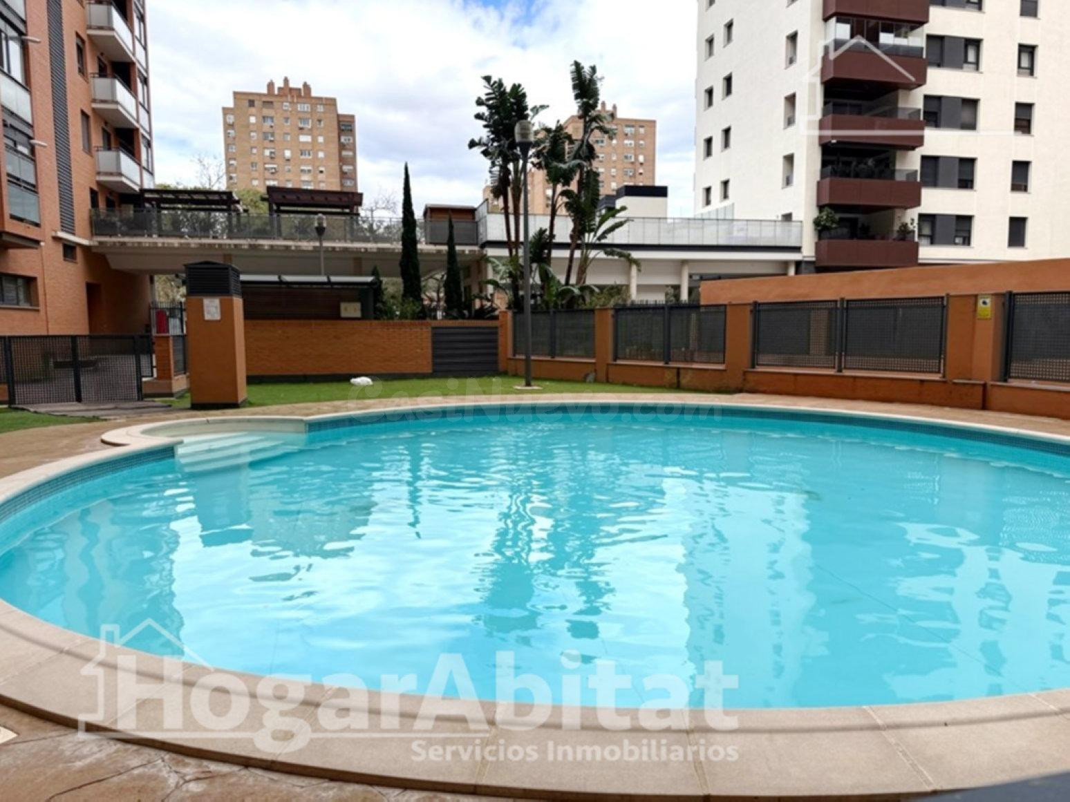 EN RESIDENCIA CON PISCINA Y GARAJE CERCA DE LA CIUDAD DE LAS