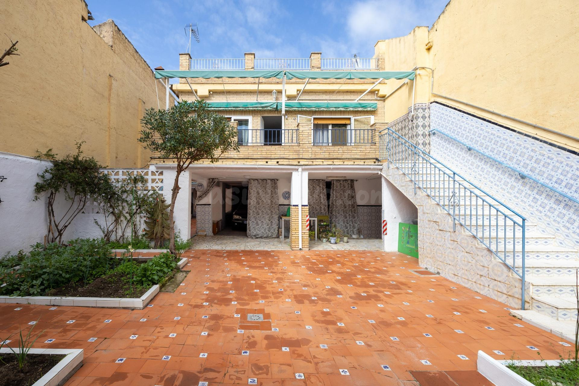 CASA EN PLENO CENTRO DE ARMILLA