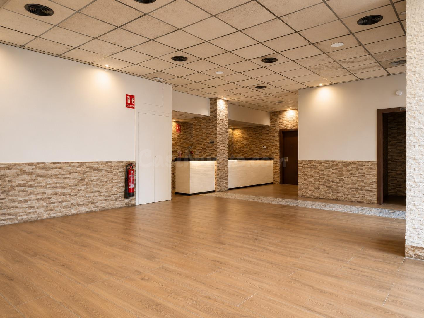 Gran local comercial en Avenida Marià Fortuny con salida de  - foto 3