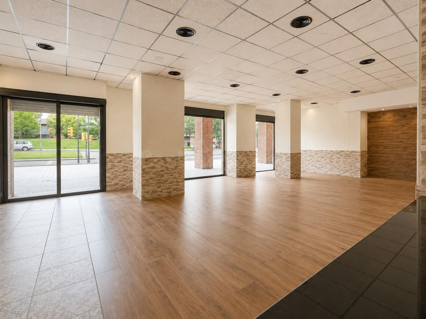 Gran local comercial en Avenida Marià Fortuny con salida de  - foto 4
