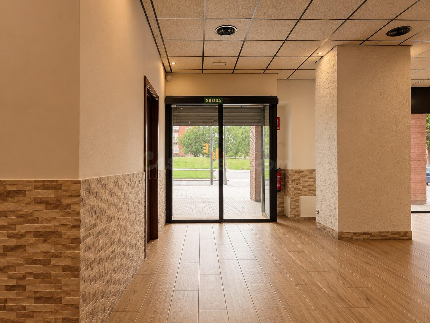 Gran local comercial en Avenida Marià Fortuny con salida de  - foto 5
