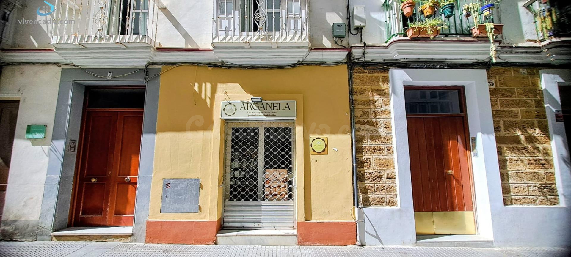 LOCAL COMERCIAL EN VENTA O ALQUILER EN PLENO CENTRO DE CÁDIZ