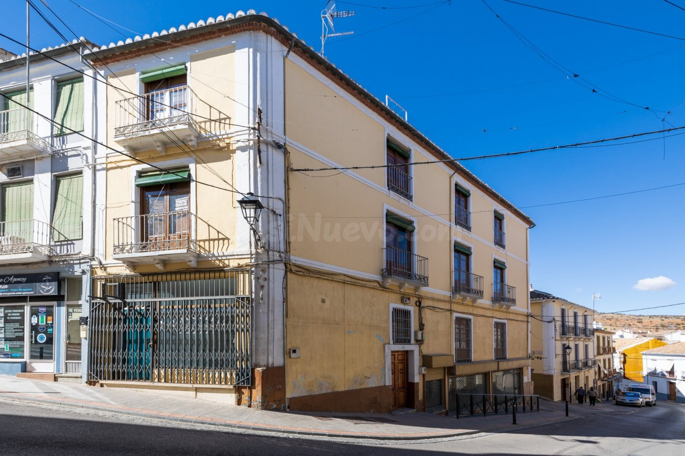 Espectacular edificio a 3 calles con vivienda y locales come
