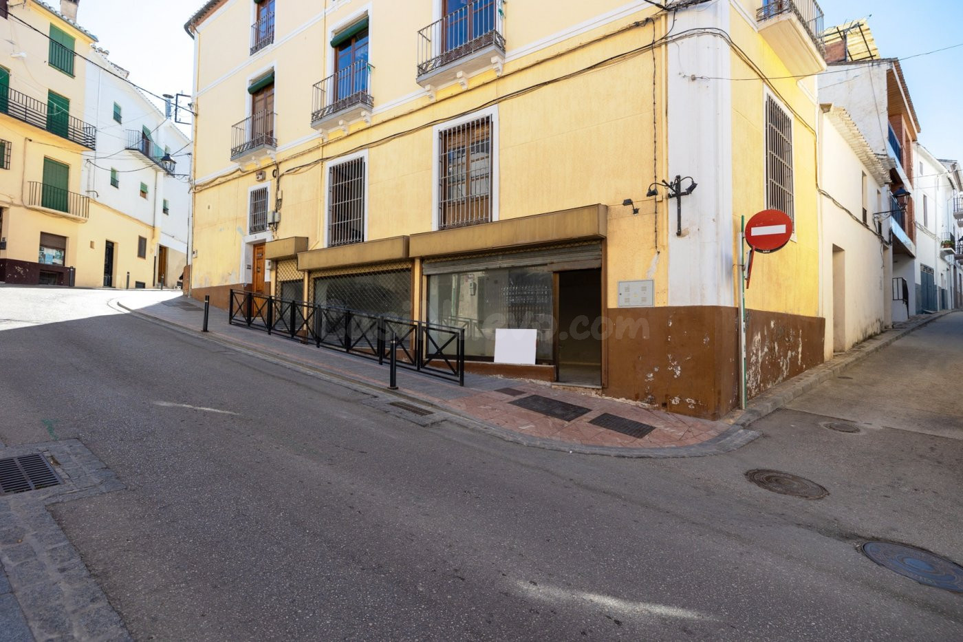 Espectacular edificio a 3 calles con vivienda y locales come - foto 3