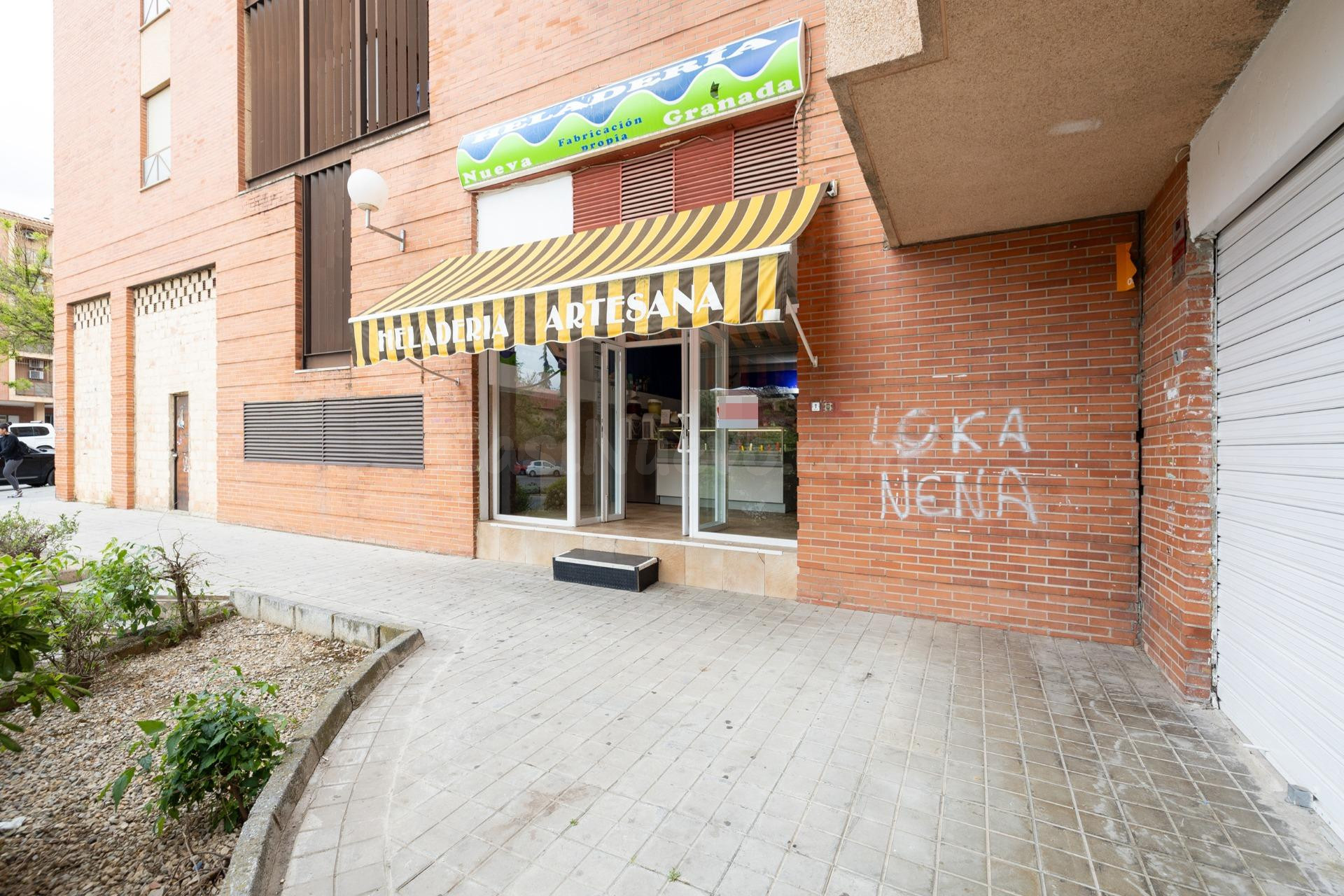 ¡Oportunidad! Se vende local con negocio de heladería en ple - foto 3