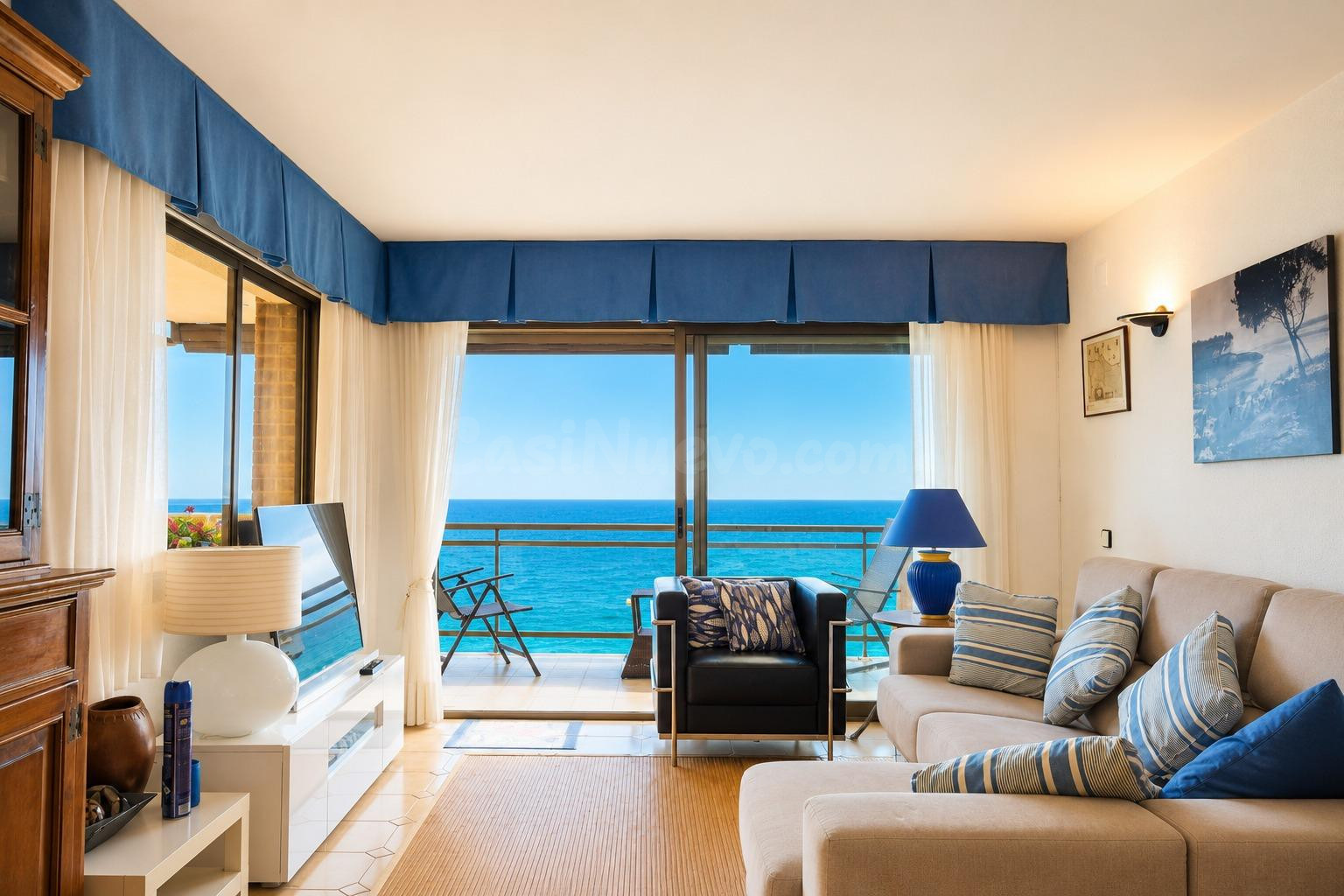 PRIMERA LÍNEA DE MAR · GRAN JARDÍN PRIVADO · PARKING Y TRAST