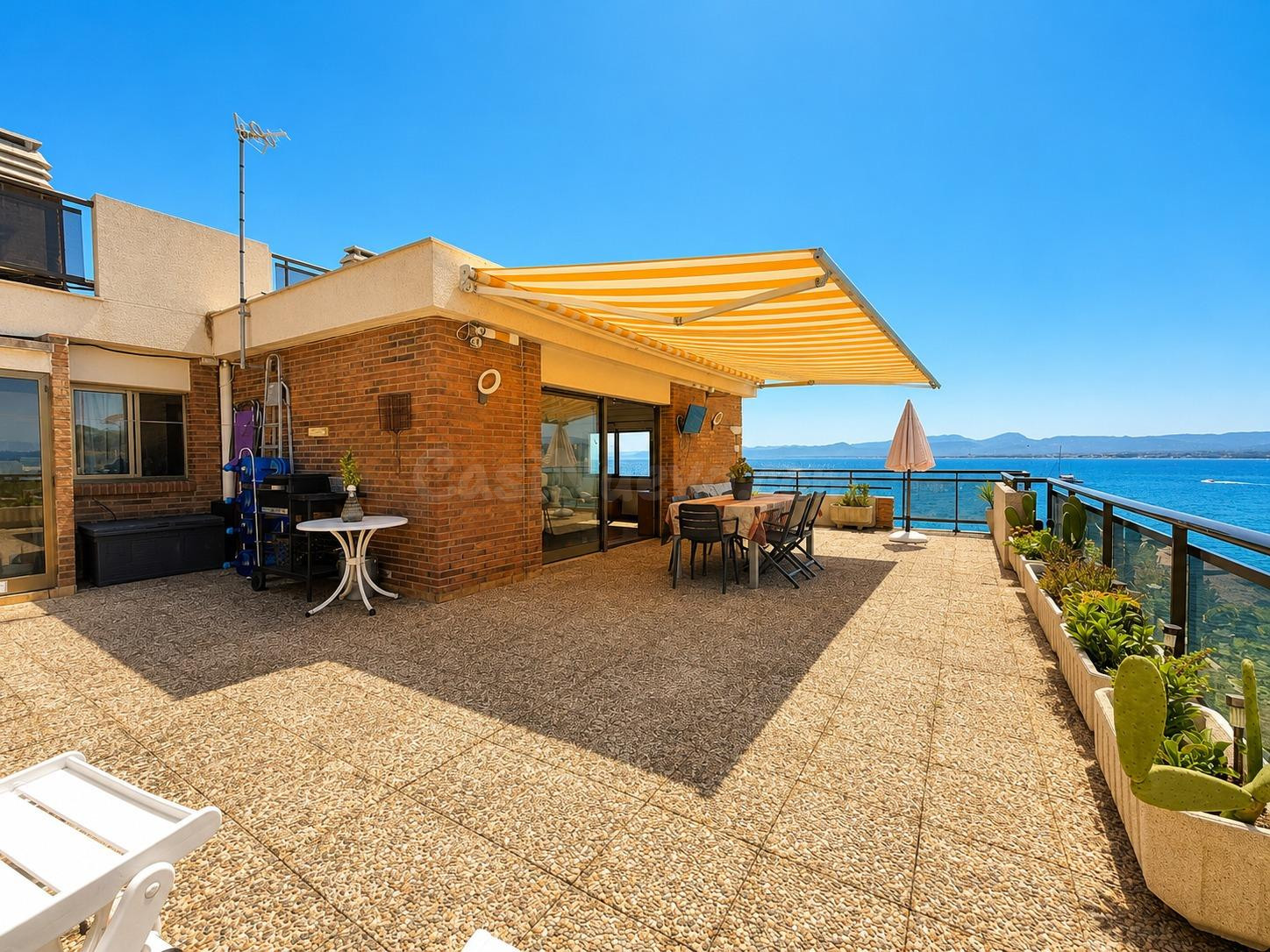Exclusivo piso con gran solárium privado y vistas al Mar en 