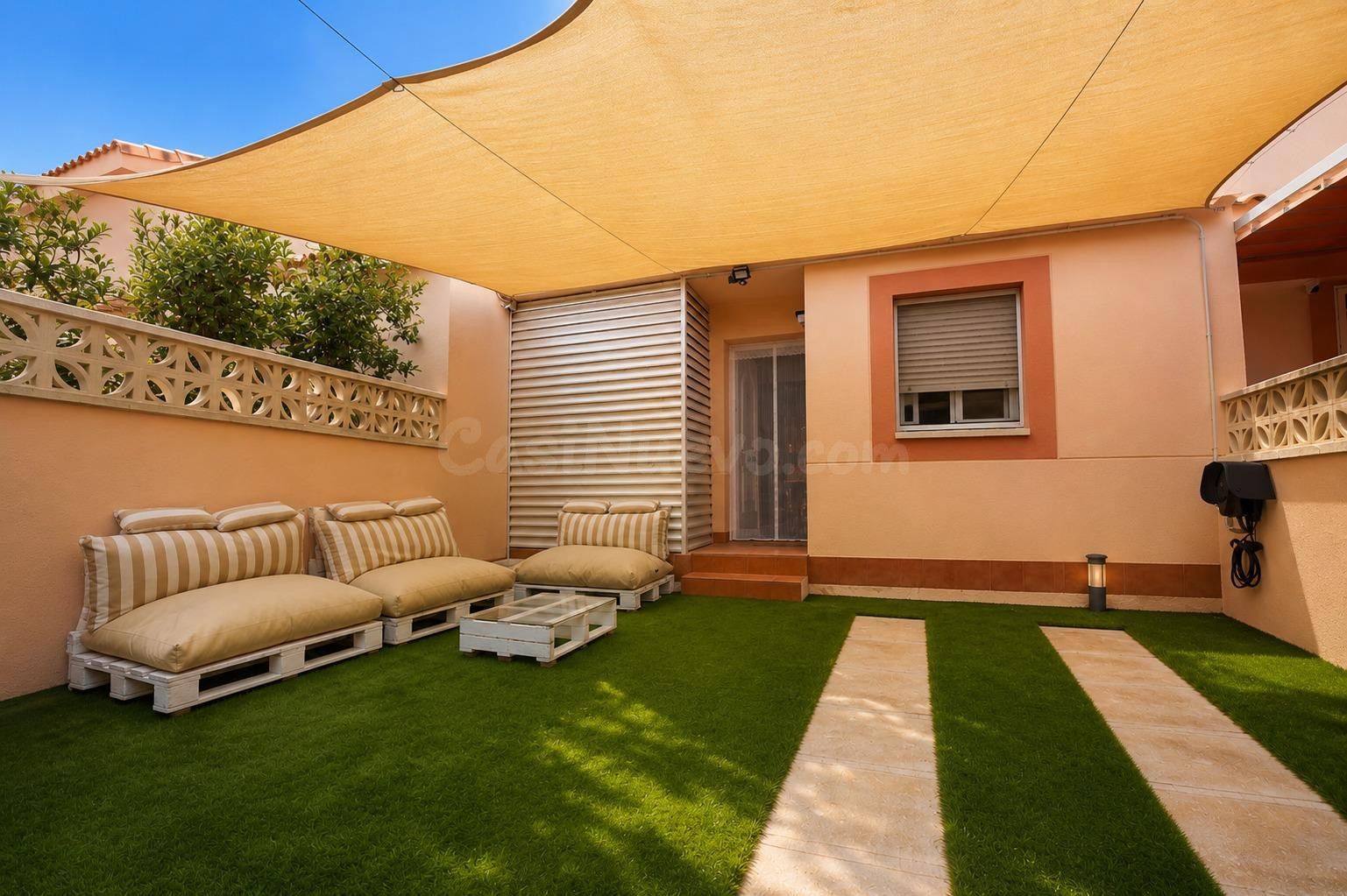 Casa con piscina comunitaria, solárium y placas solares en Miami Platja