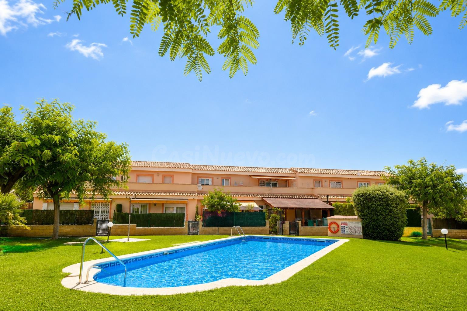 Casa con piscina comunitaria, solárium y placas solares en M - foto 2