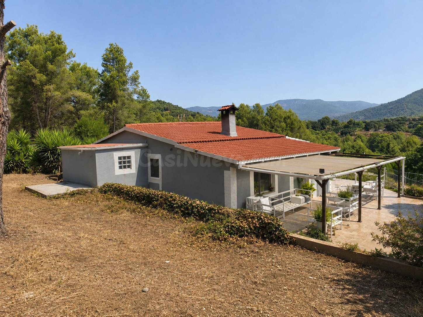 Casa con encanto, amplio terreno y múltiples posibilidades e - foto 2