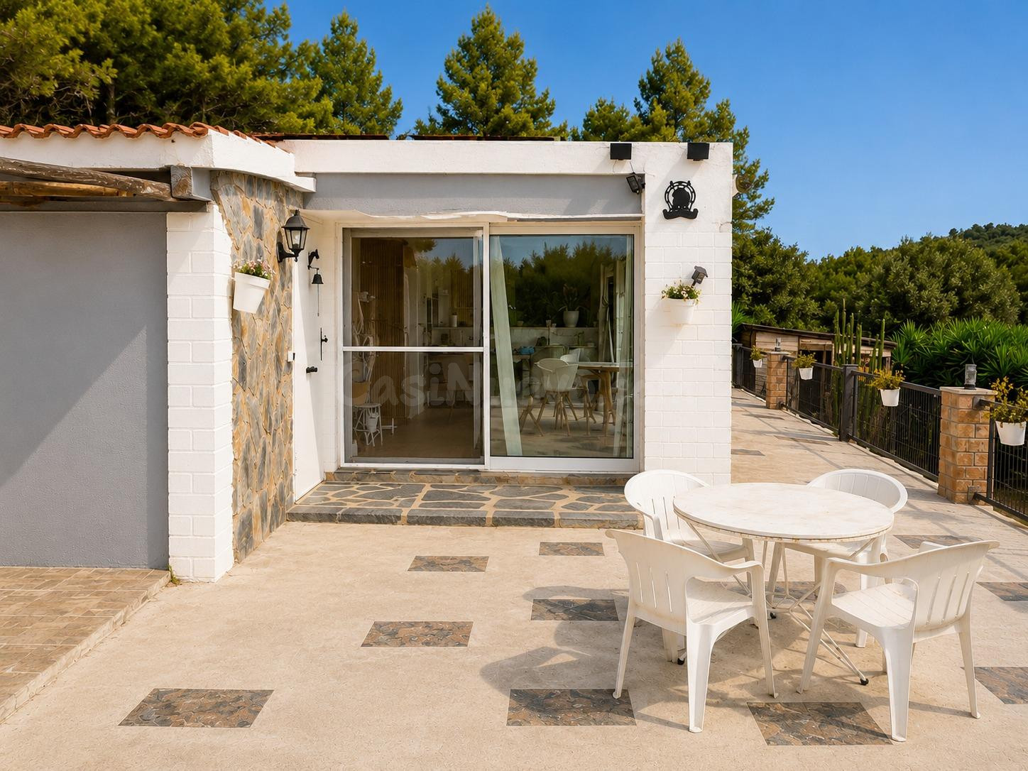 Casa con encanto, amplio terreno y múltiples posibilidades e - foto 5