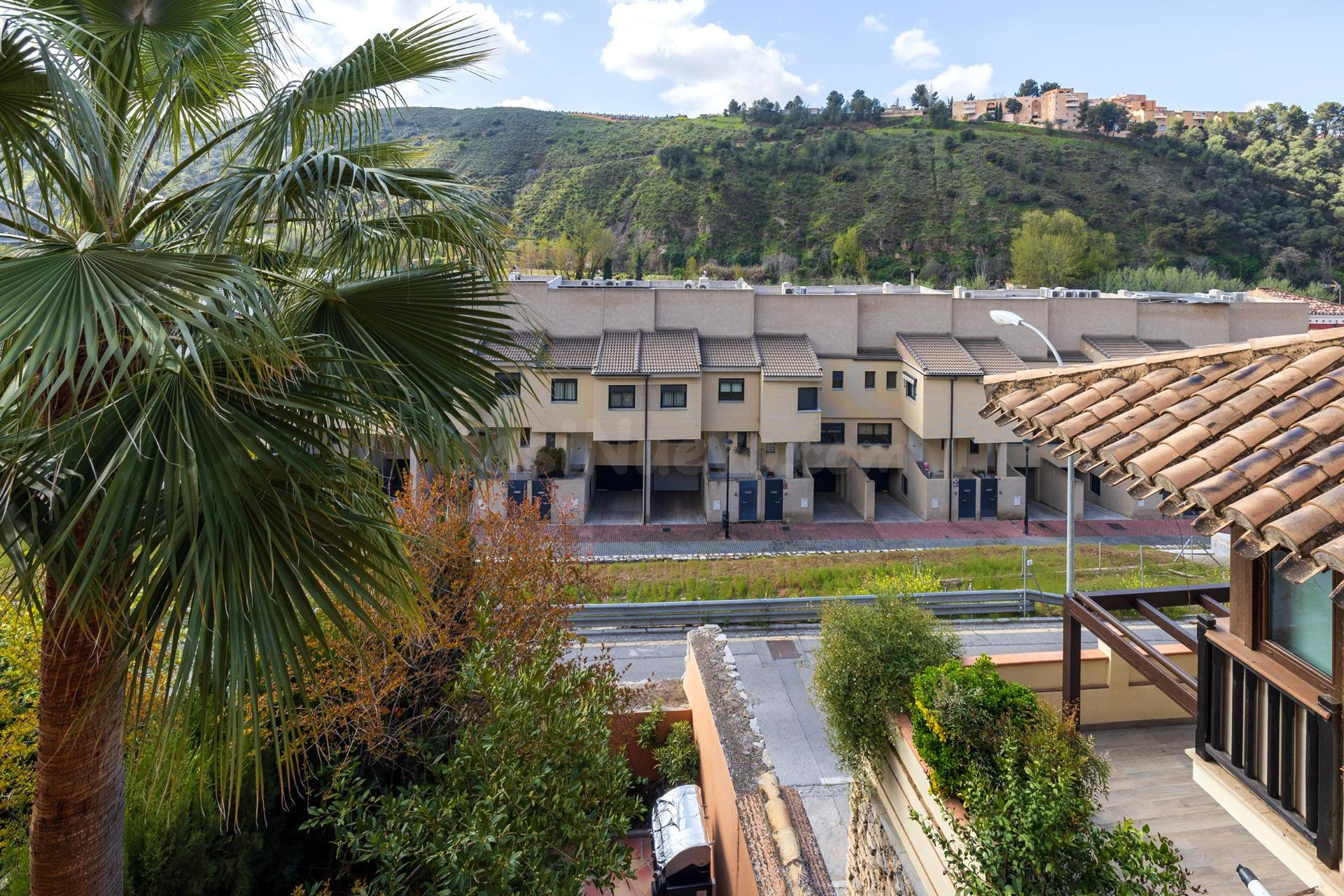 SE VENDE CASA ADOSADA URB. LA BERMEJANA, 4 DORM,3 BAÑOS. 2 SALONES, PATIO, TERRAZA, GARAJE, (PISCINA,PISTA DE PADEL COMUNITARIAS)
