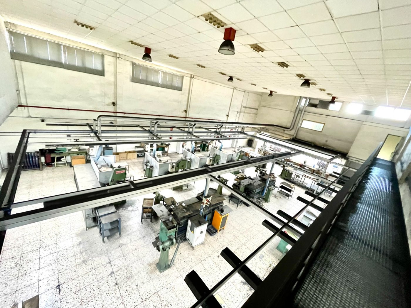 NAVE TOTALMENTE EQUIPADA , CON OFICINAS, DESPACHOS EN EL POL - foto 2