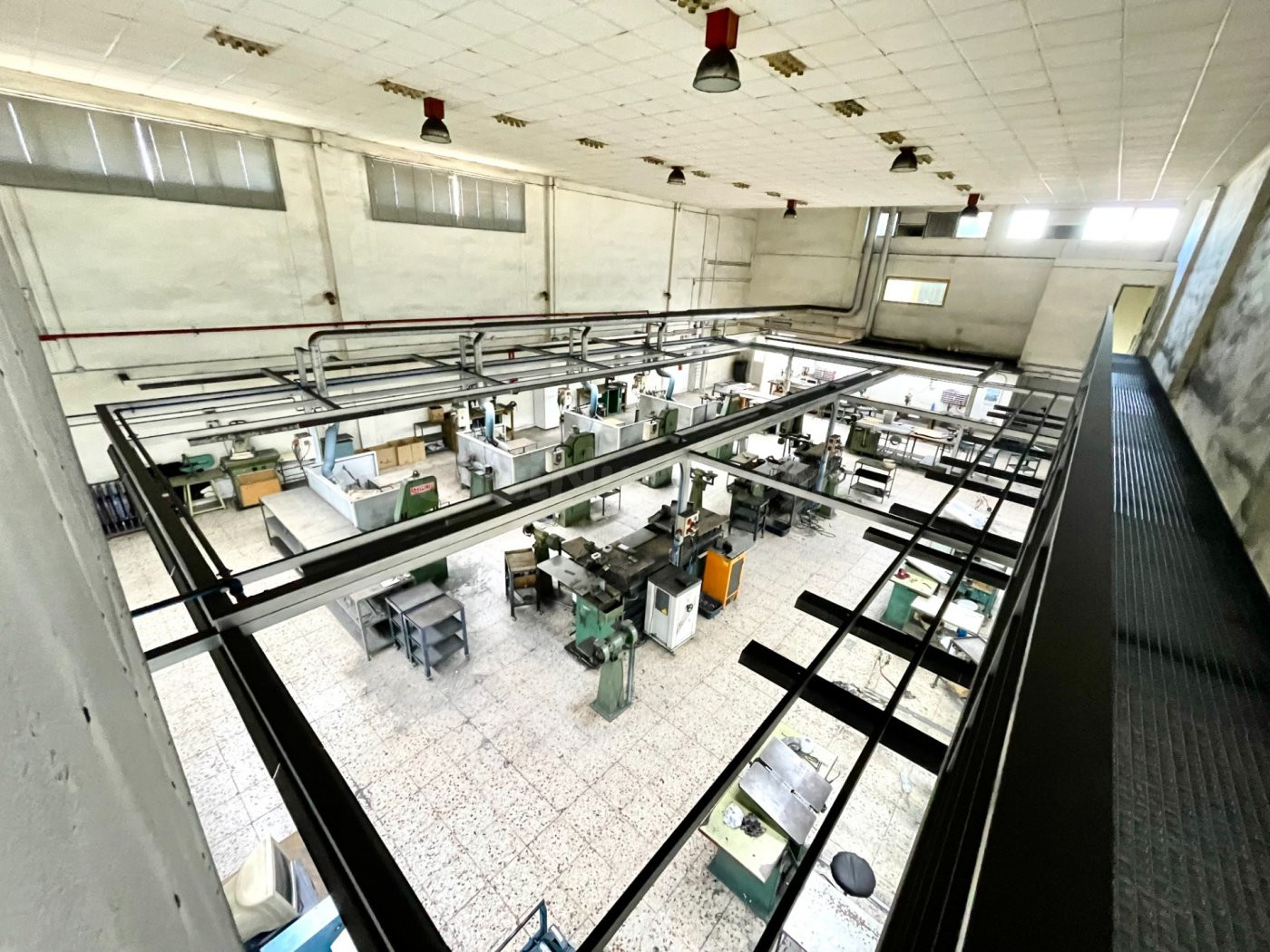 NAVE TOTALMENTE EQUIPADA , CON OFICINAS, DESPACHOS EN EL POL - foto 3