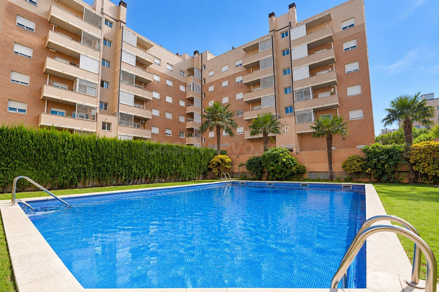 Dúplex reformado con terraza, parking y piscina comunitaria