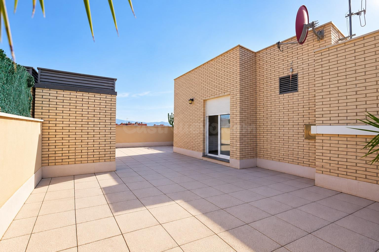 Dúplex reformado con terraza, parking y piscina comunitaria - foto 3