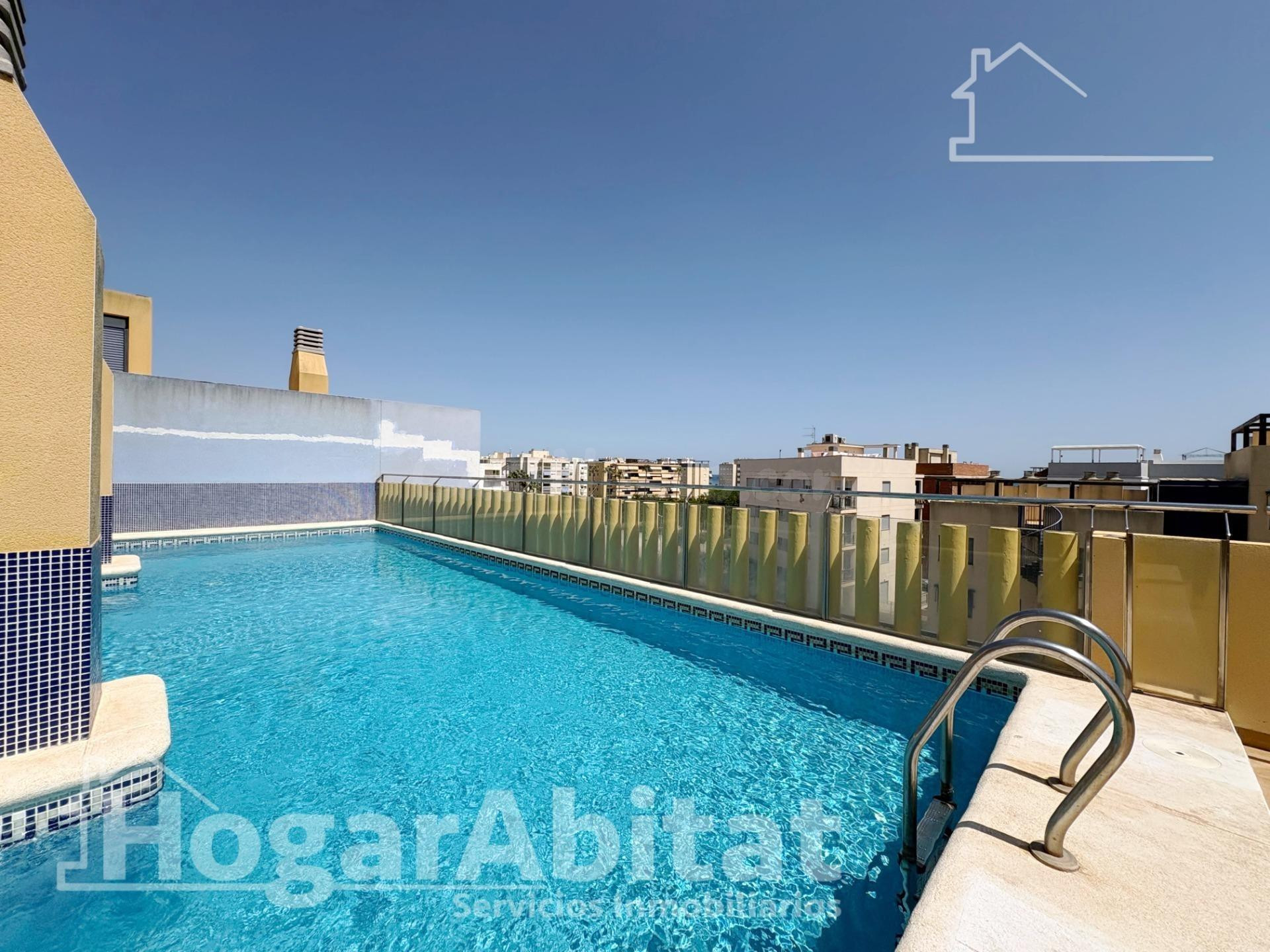EXTERIOR CON TERRAZA Y PISCINA CERCA DE LA PLAYA