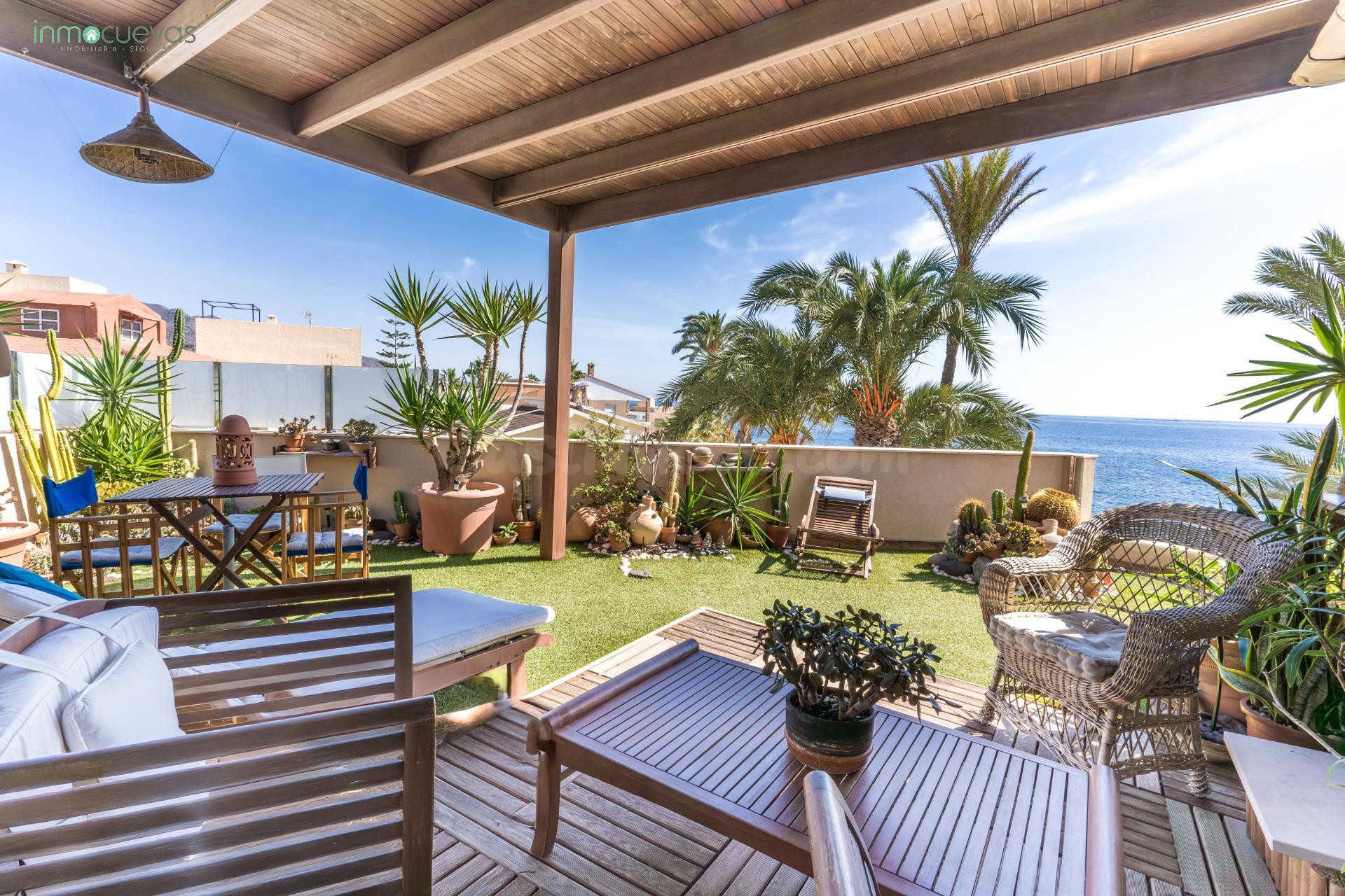 Exclusivo Ático en Primera Línea de Playa en Villaricos: Luj