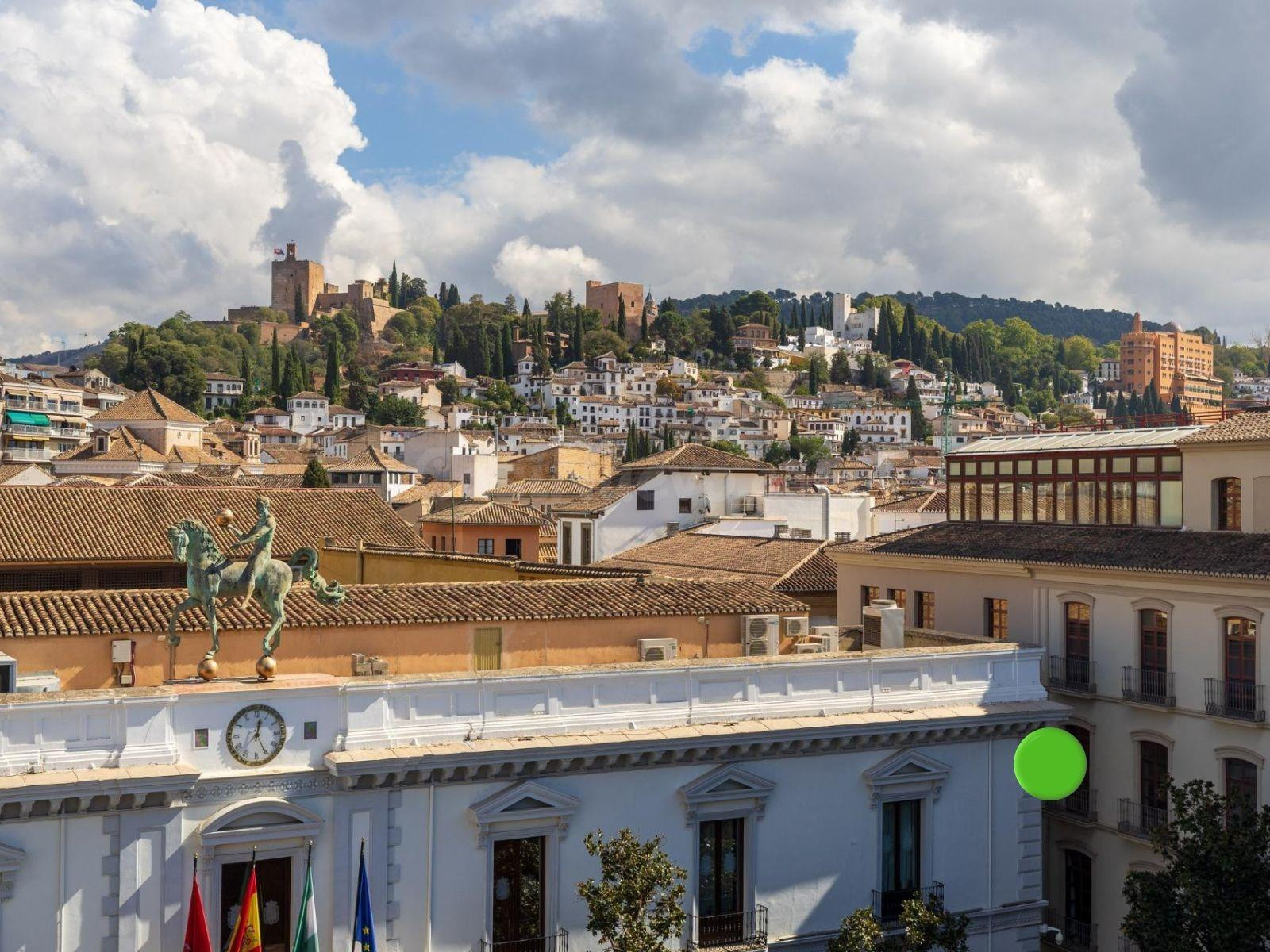 GRAN PISO EN PLAZA DEL CARMEN FRENTE AL AYUNTAMIENTO.