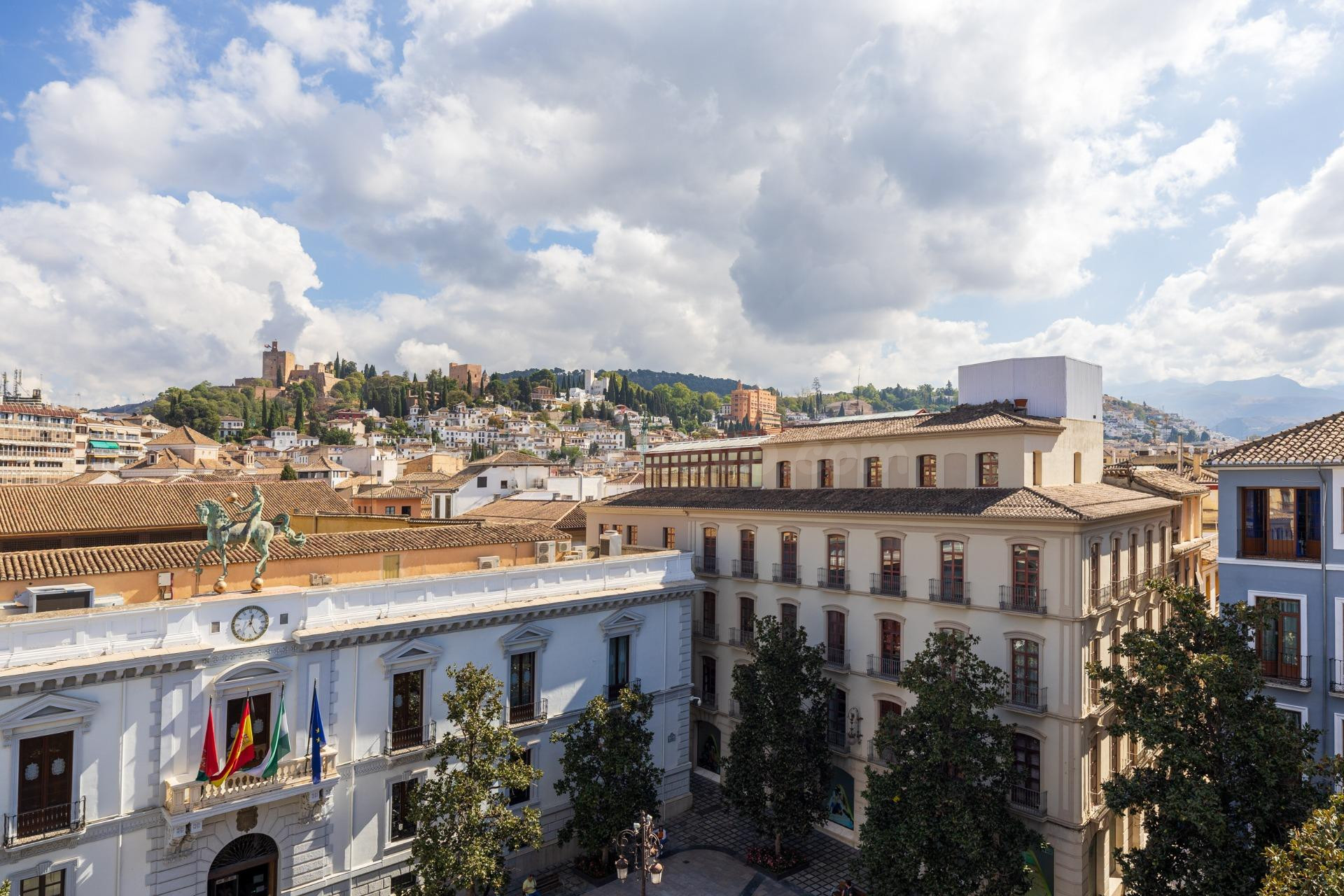 GRAN PISO EN PLAZA DEL CARMEN FRENTE AL AYUNTAMIENTO. - foto 2