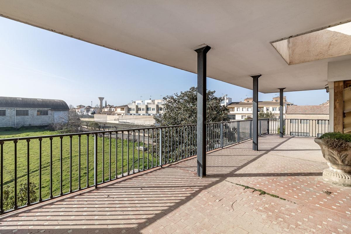 Casa con terreno y nave en Santa Fe