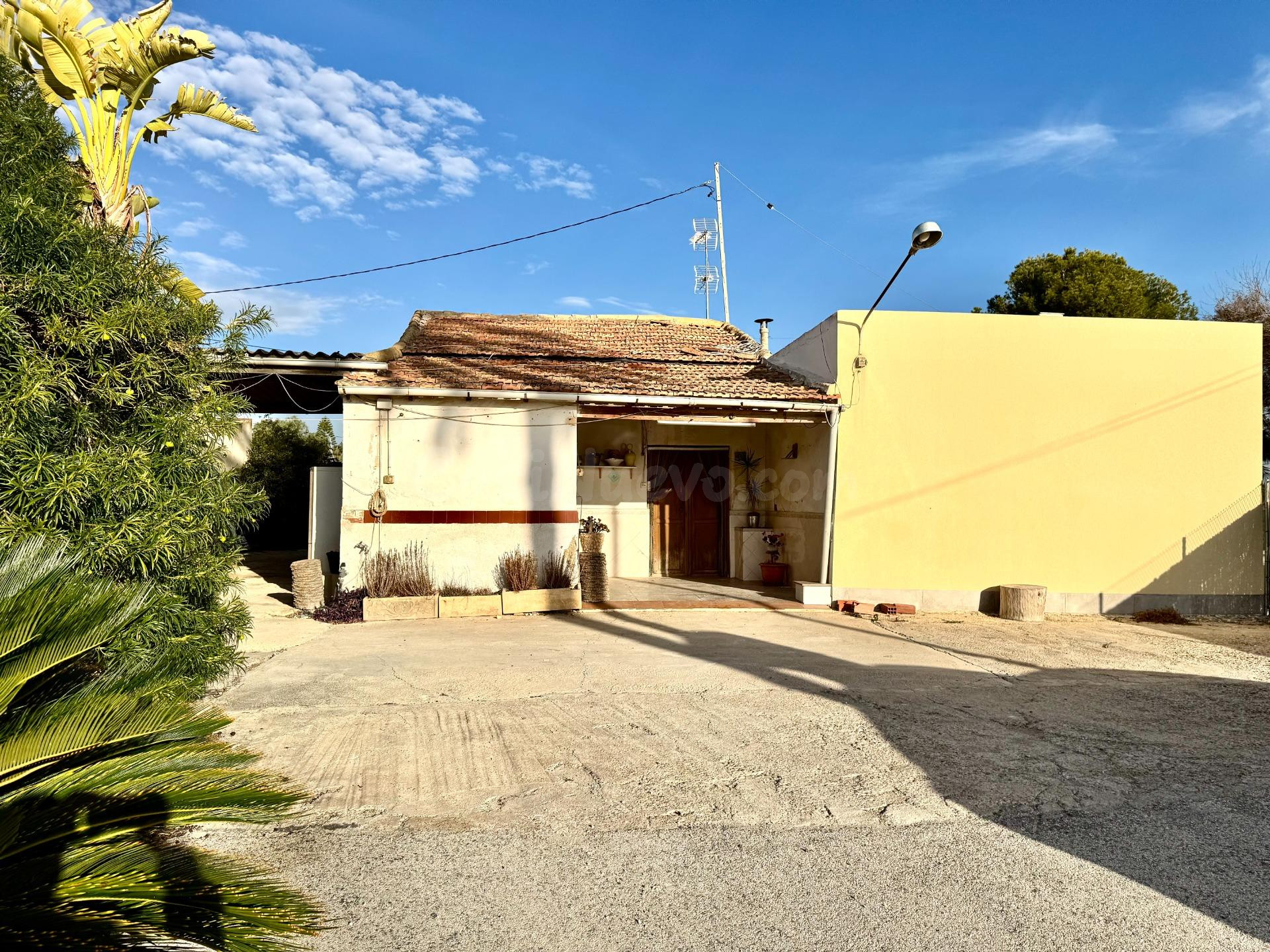 TERRENO DE 3600M2 CON CASA SEMIADOSADA A OTRA DE 154M2 CON A