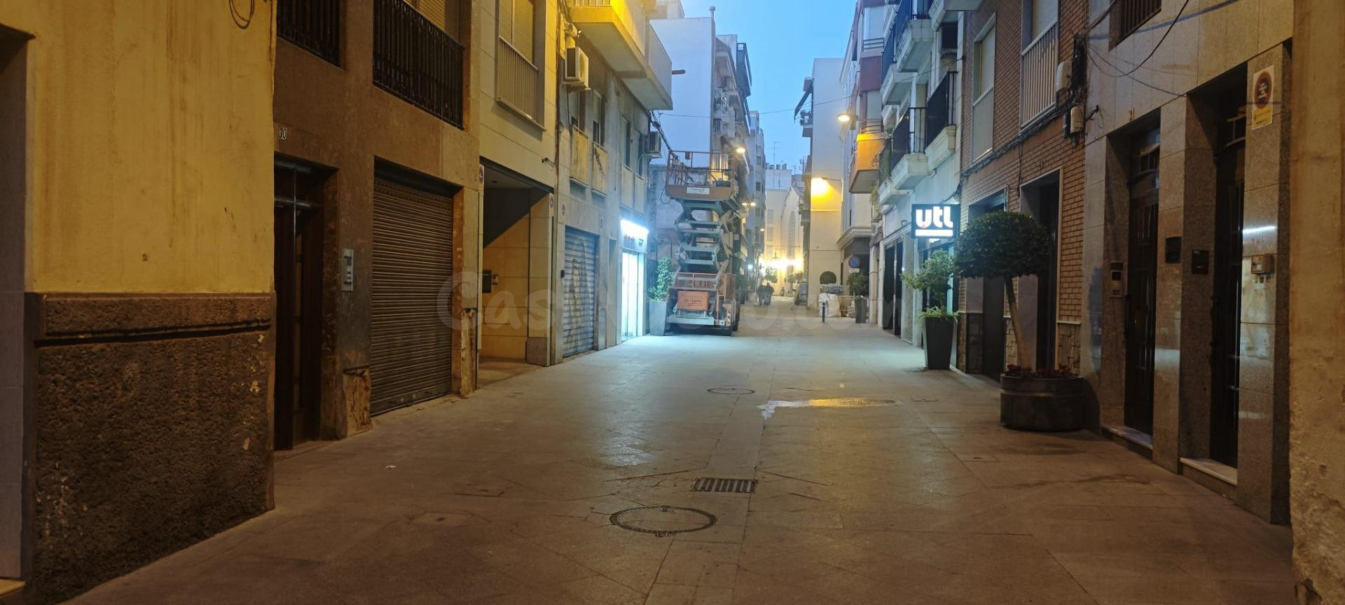 Gran local en calle peatonal amplio y con muchas posibilidad - foto 4