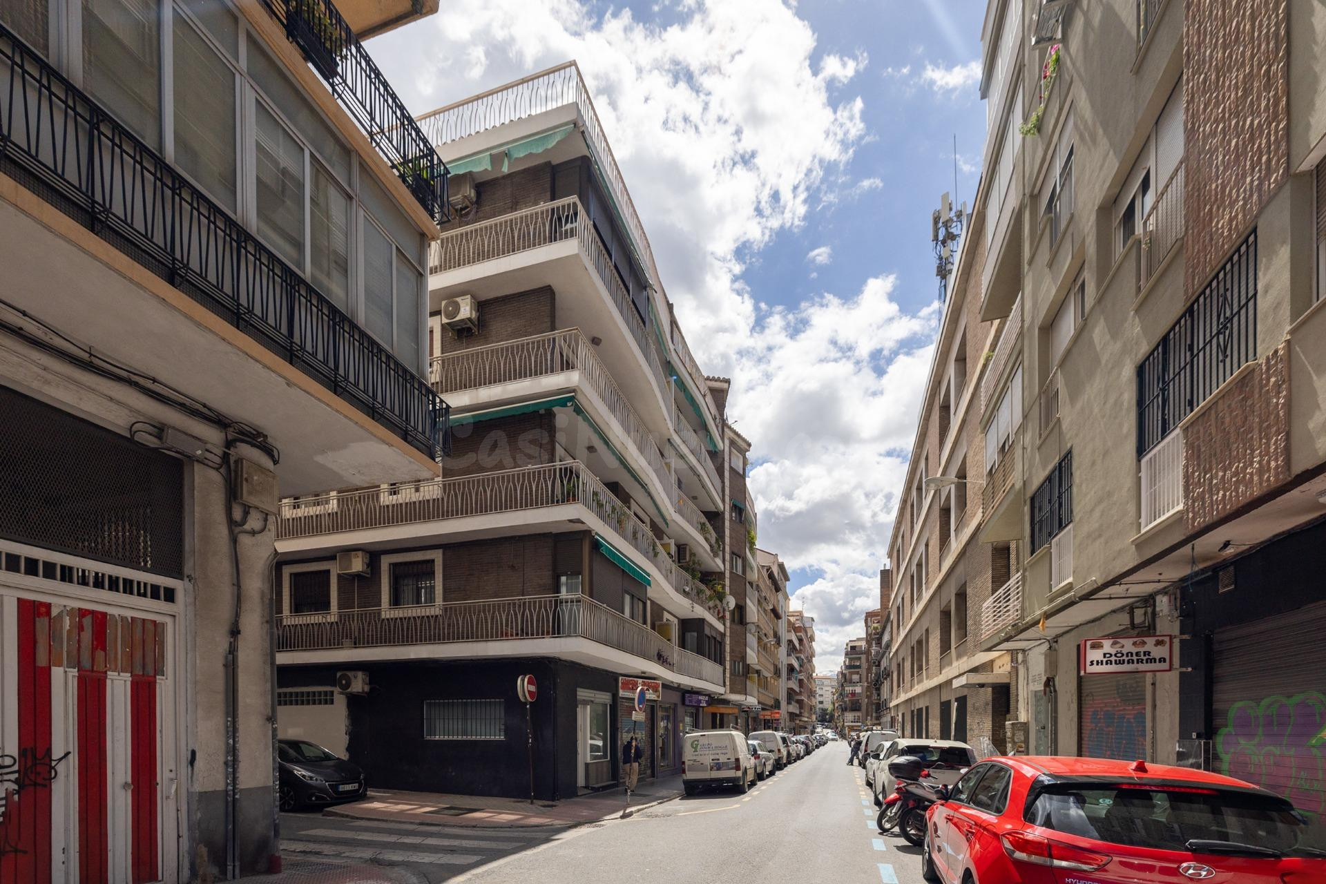 PISO EXTERIOR EN ACERA DE CANASTEROS, JUNTO A CONSTITUCIÓN Y FUENTENUEVA.