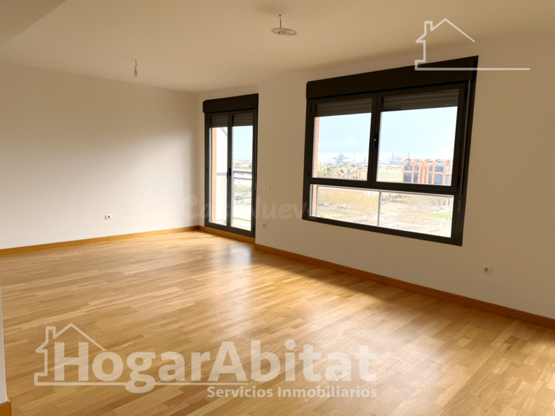 EN RESIDENCIA CON PISCINA Y GARAJE CERCA DE LA CIUDAD DE LAS